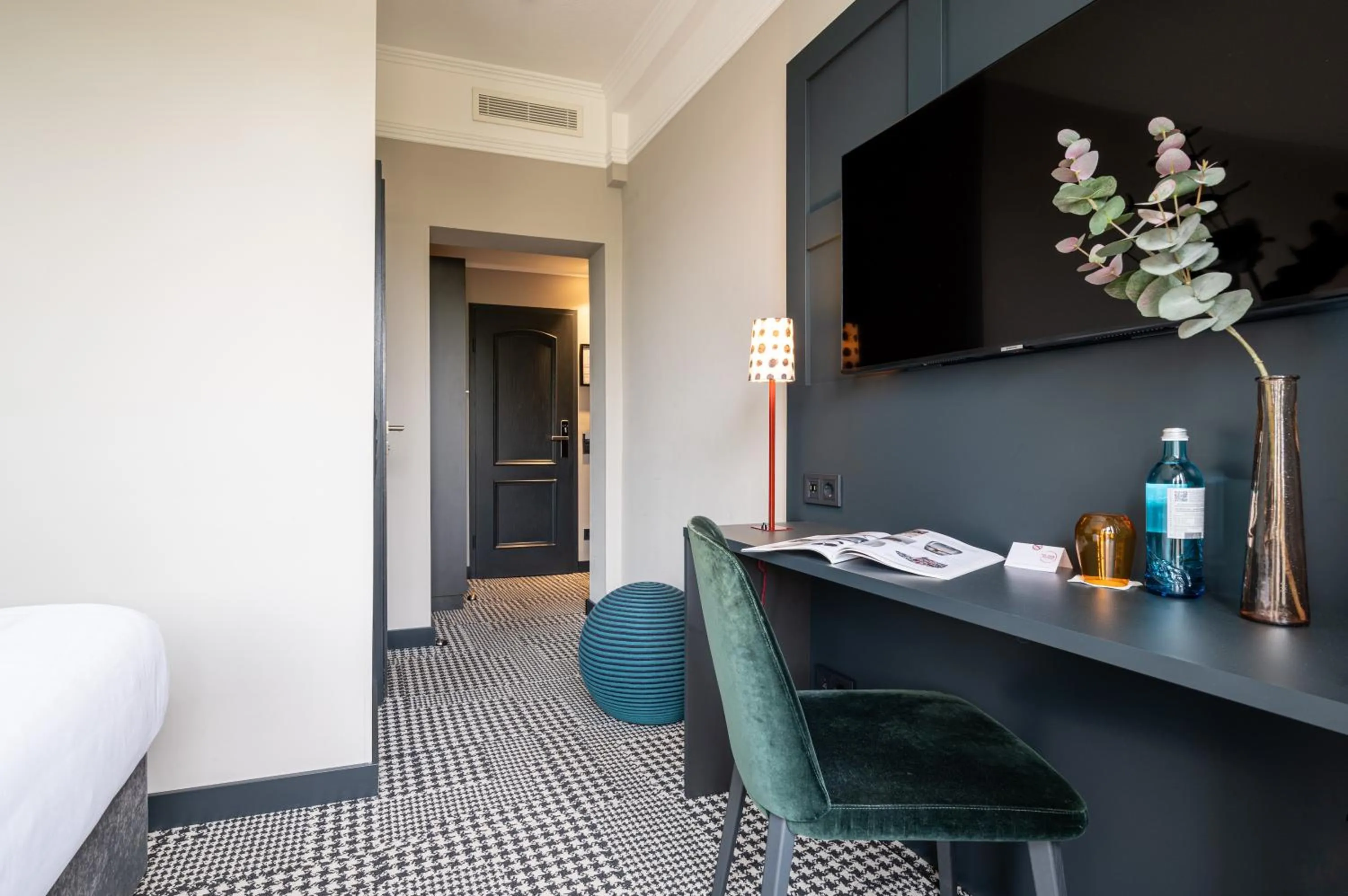 Photo of the whole room, Bed in The Midtown Hotel