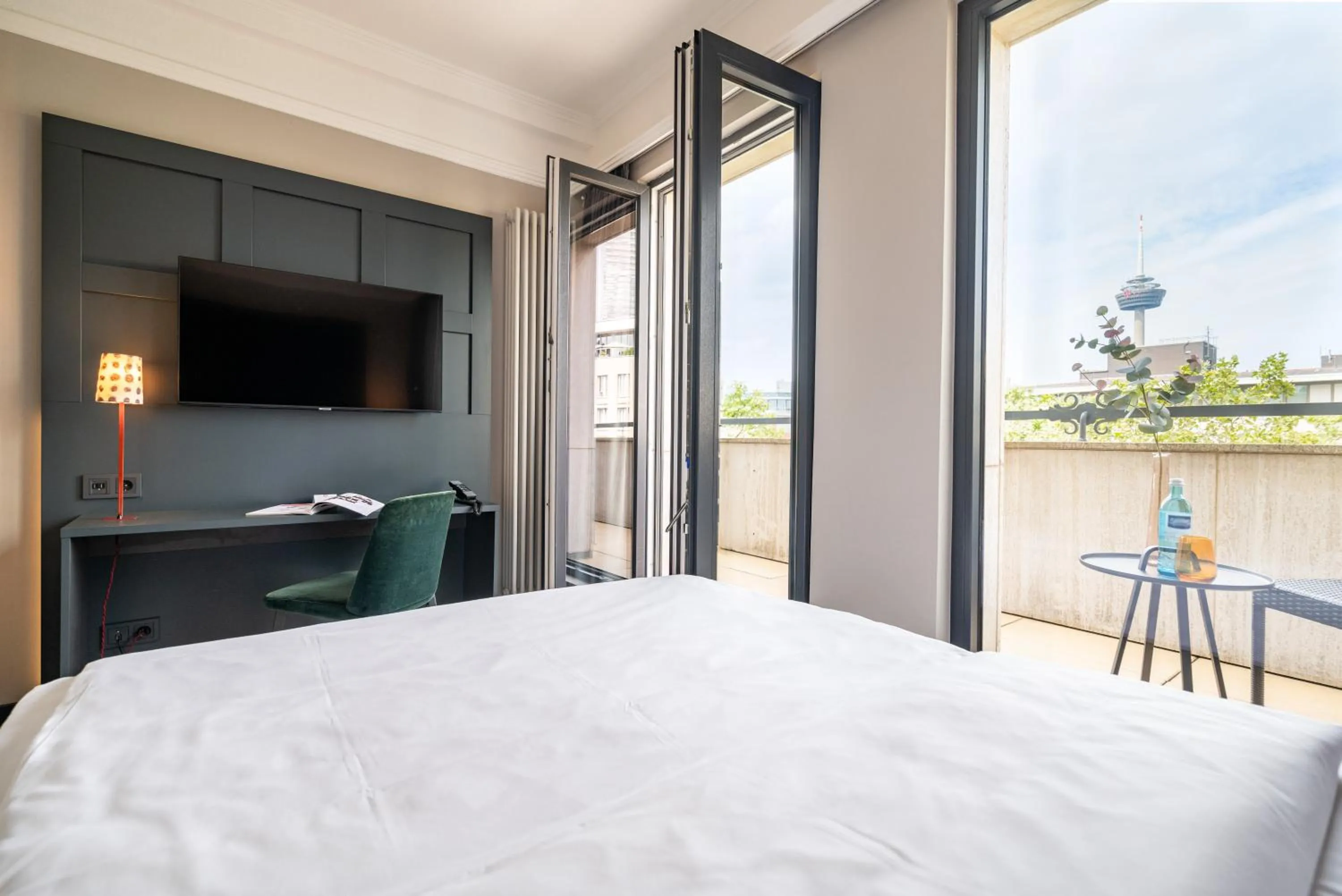 Photo of the whole room, Bed in The Midtown Hotel