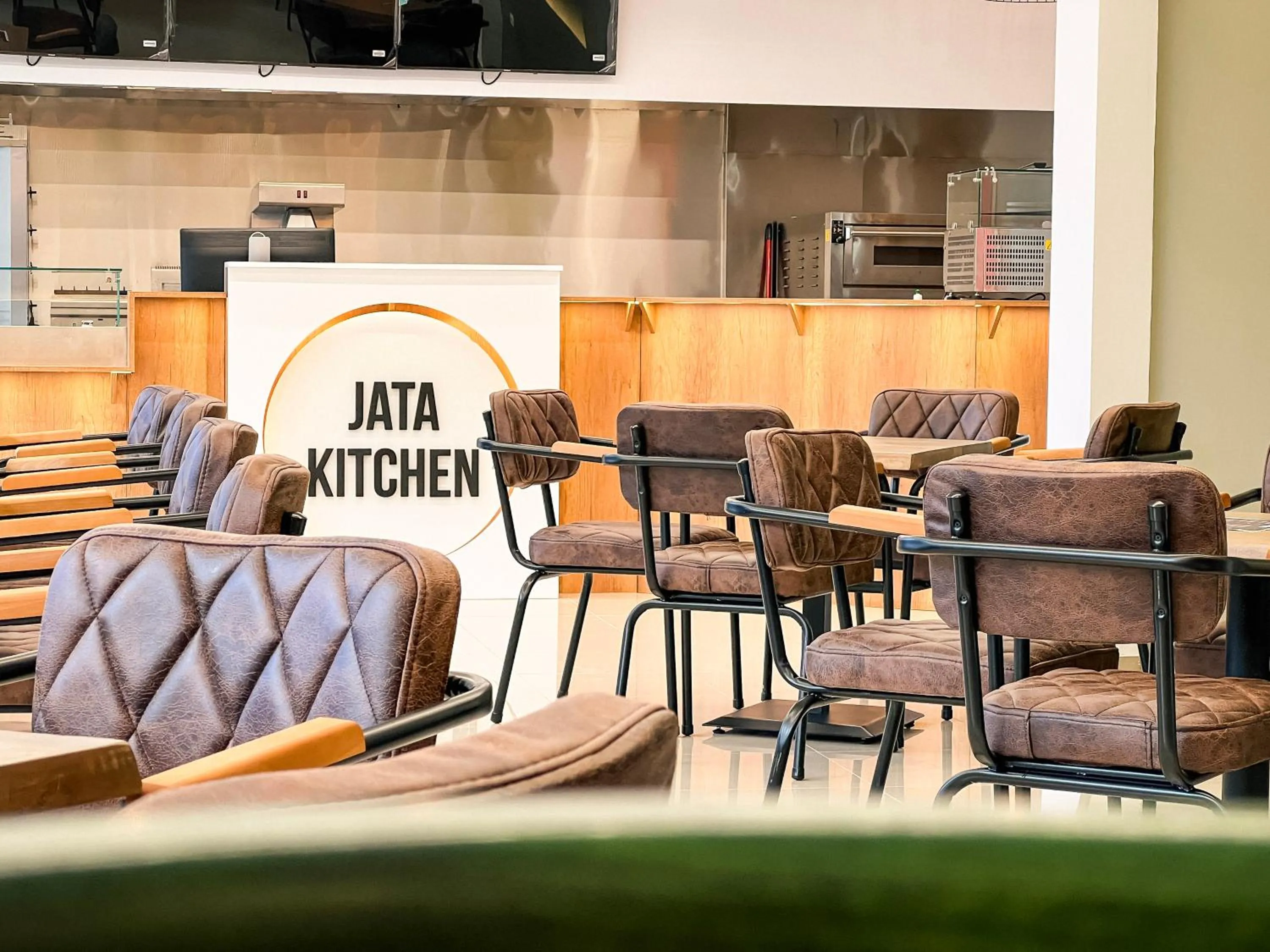 Restaurant/places to eat in Jata Hotel