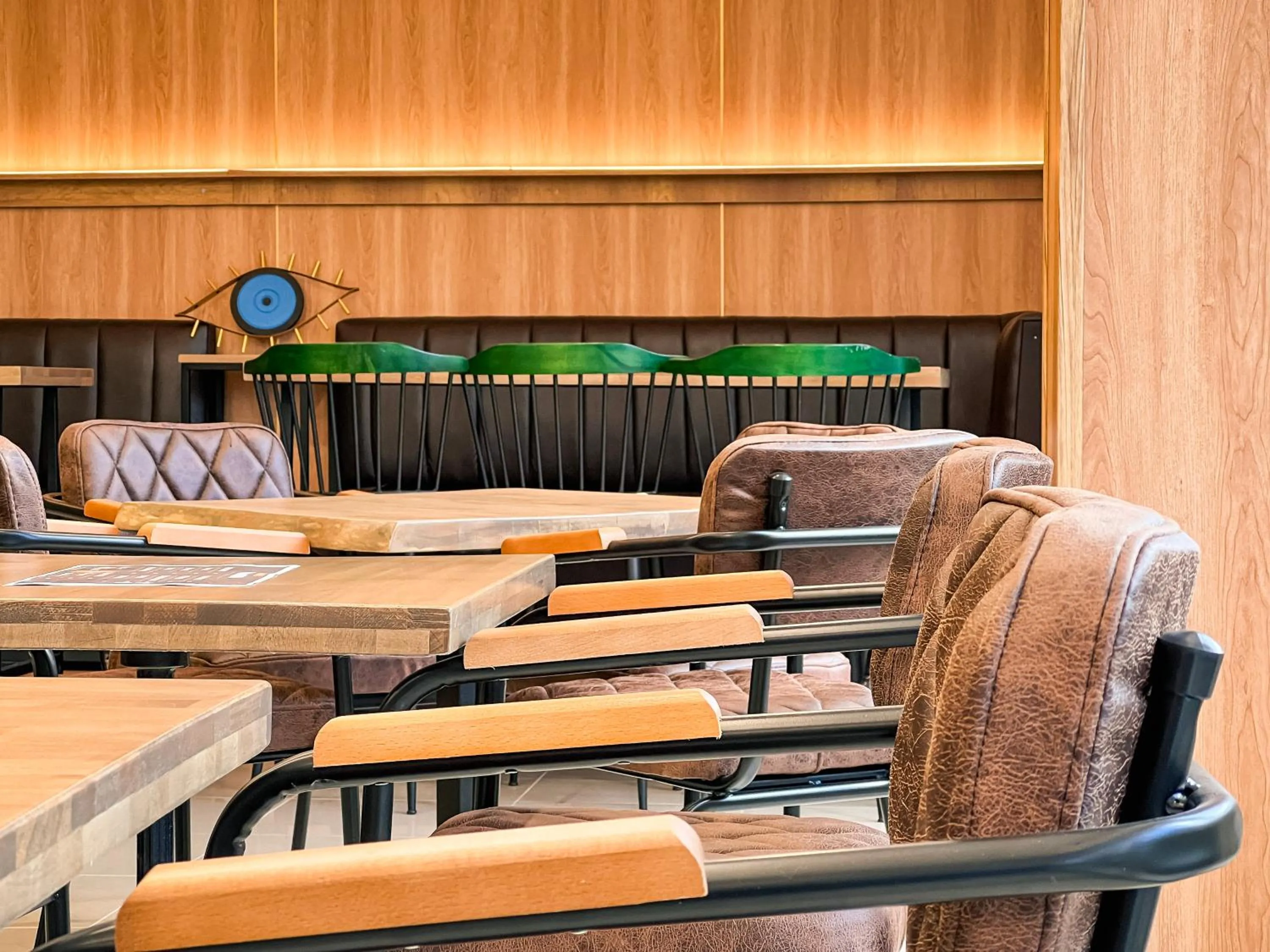 Restaurant/places to eat in Jata Hotel