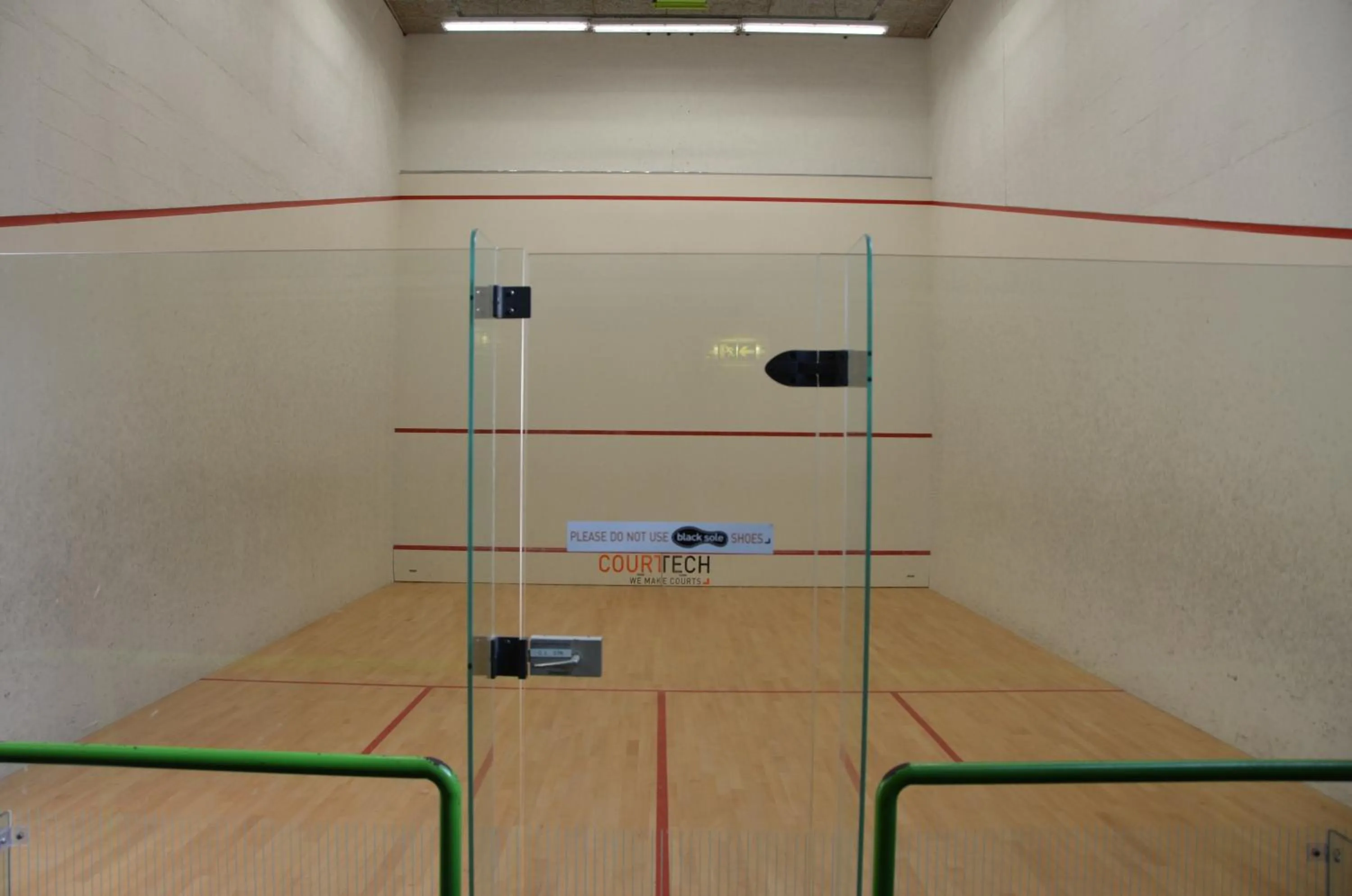 Squash in Auberge des 3 Fontaines - Youth Hostel