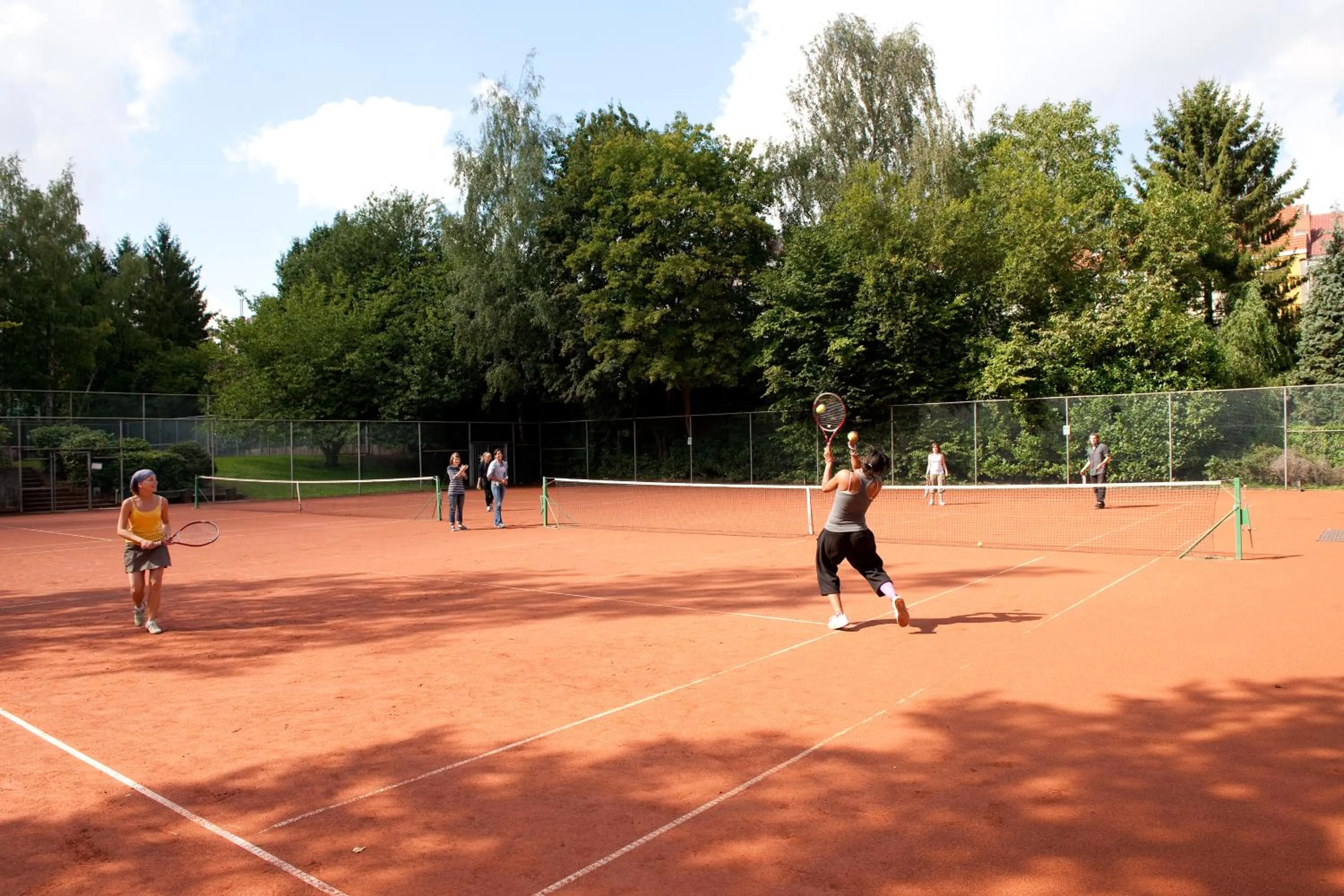 Tennis court in Auberge des 3 Fontaines - Youth Hostel