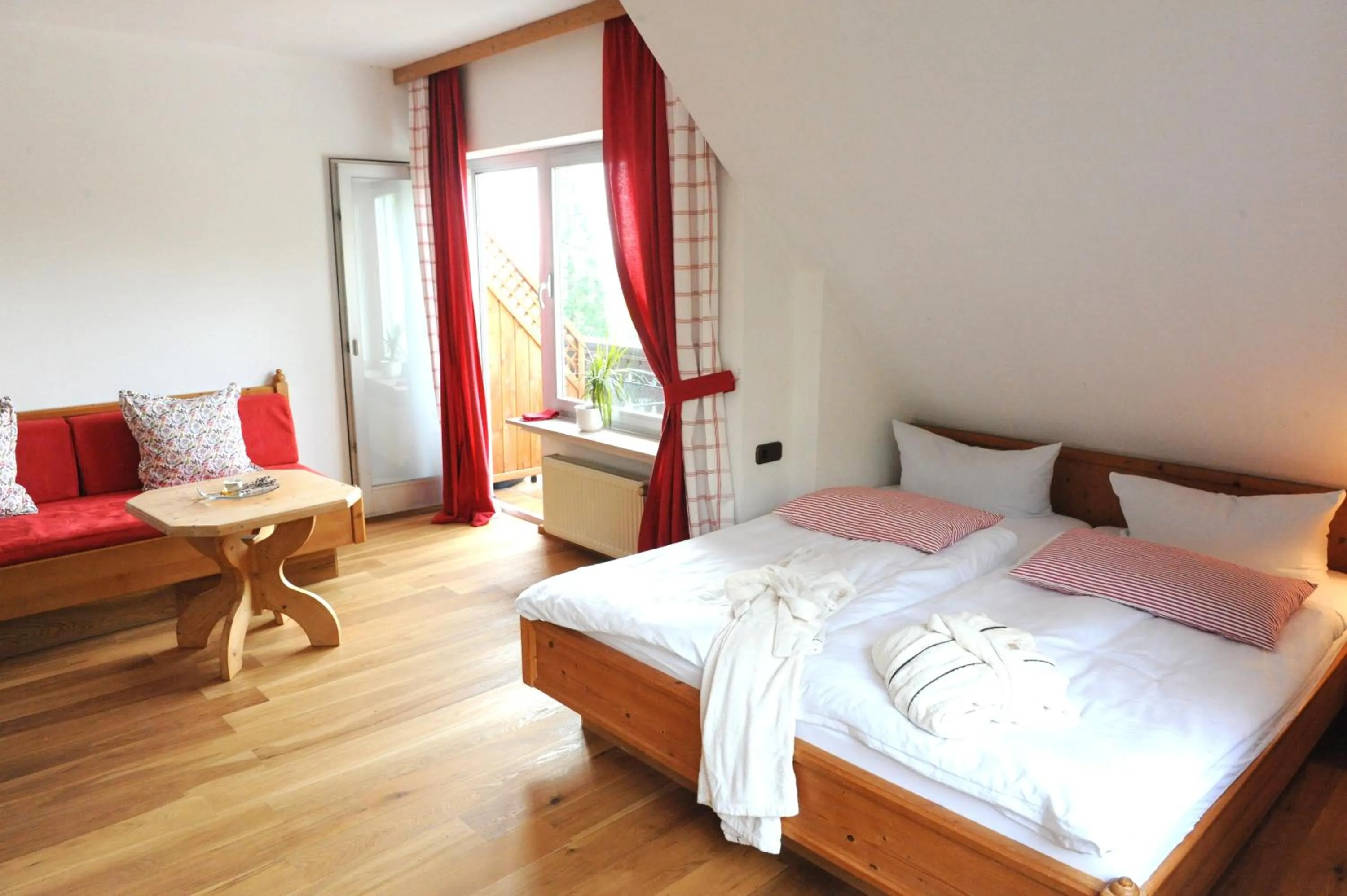 Bed in BELVEDERE - das BIO HOTEL Garni & SuiteHotel am Edersee ! Unser Geschenk für Sie, auch die GästeCard GrimmHeimat!