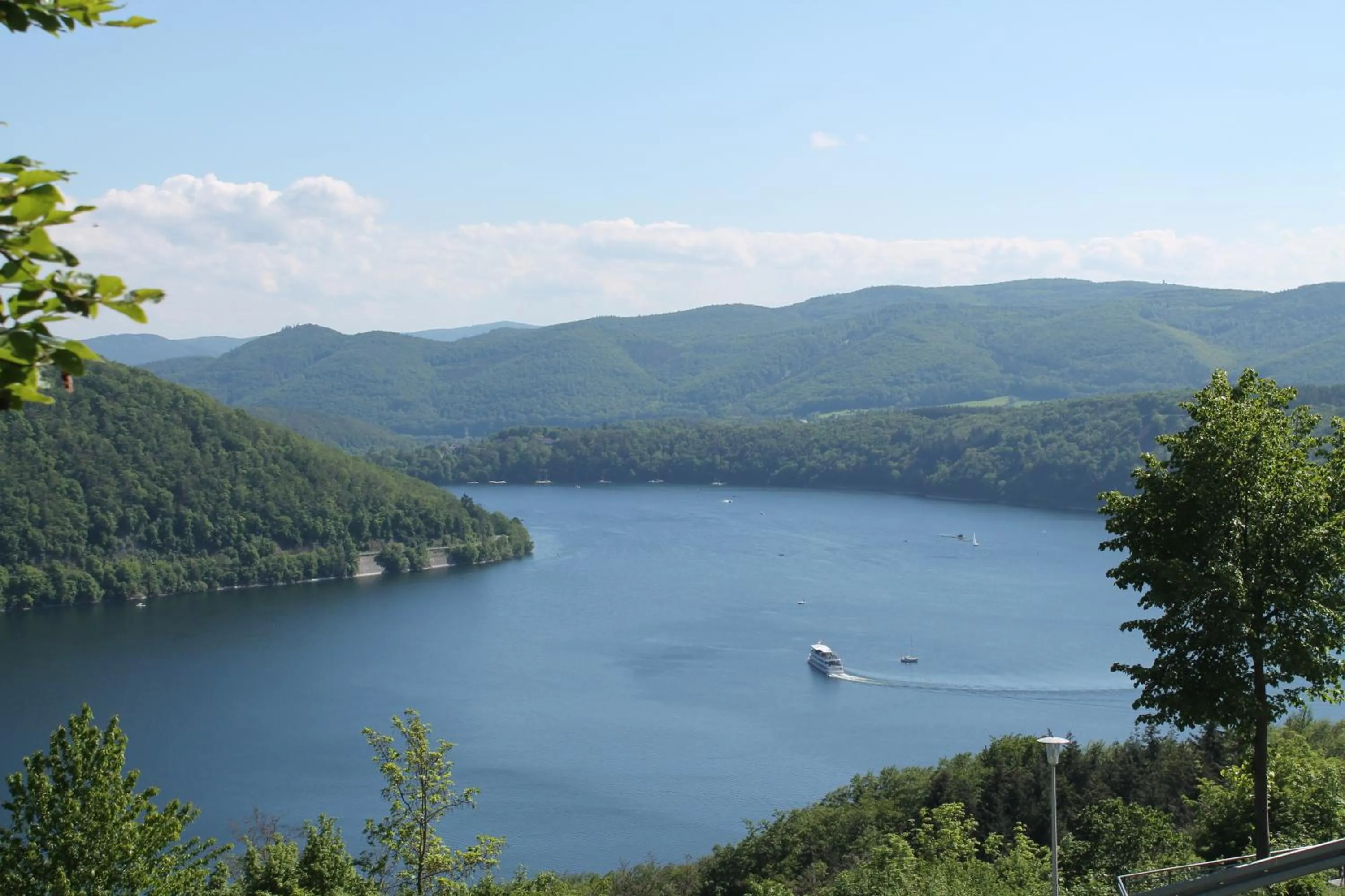 Lake view in BELVEDERE - das BIO HOTEL Garni & SuiteHotel am Edersee ! Unser Geschenk für Sie, auch die GästeCard GrimmHeimat!