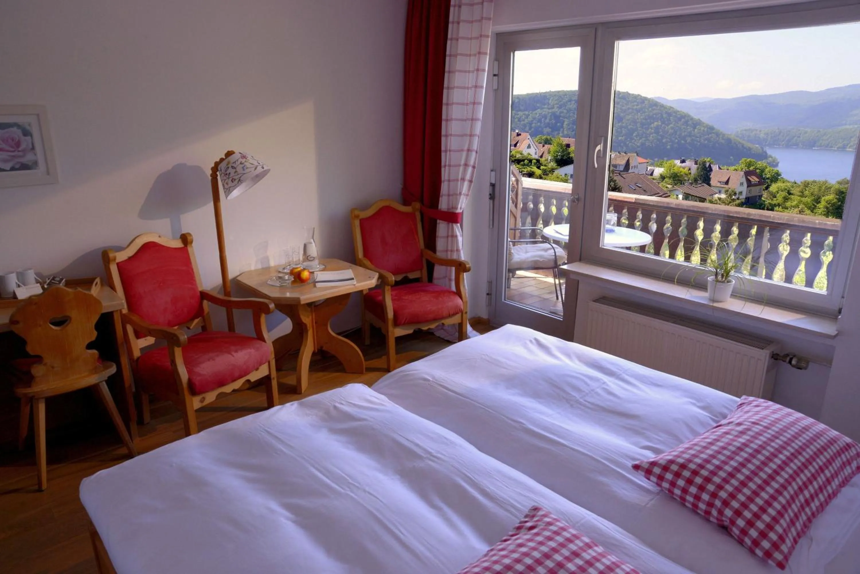 Bed in BELVEDERE - das BIO HOTEL Garni & SuiteHotel am Edersee ! Unser Geschenk für Sie, auch die GästeCard GrimmHeimat!