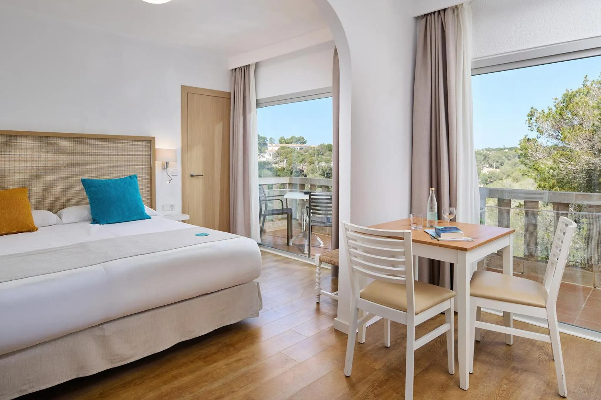 Balcony/Terrace, Bed in Hotel Apartamentos Cala Santanyi