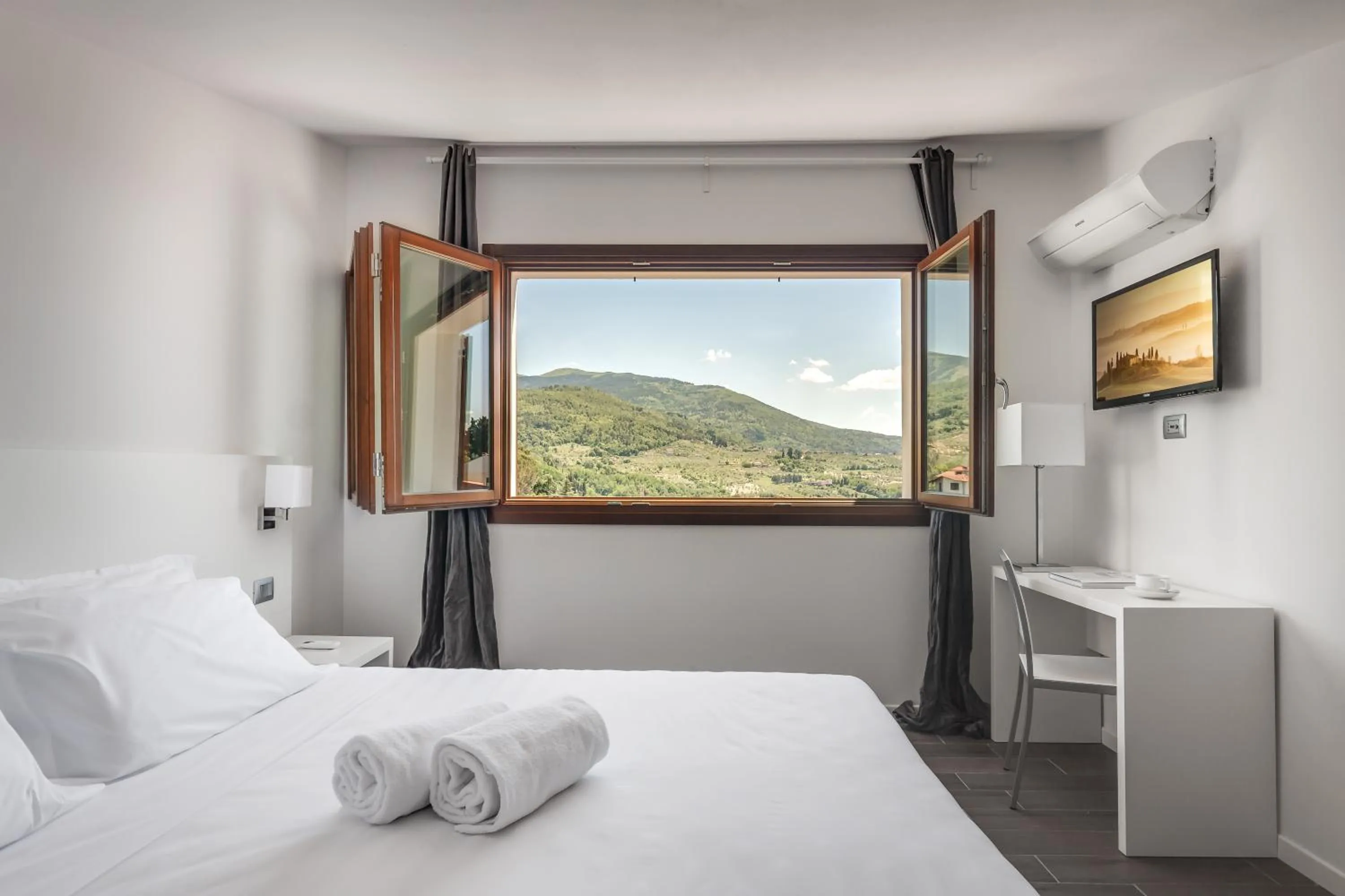 Spring, Bed in The Florence Hills Resort & Wellness