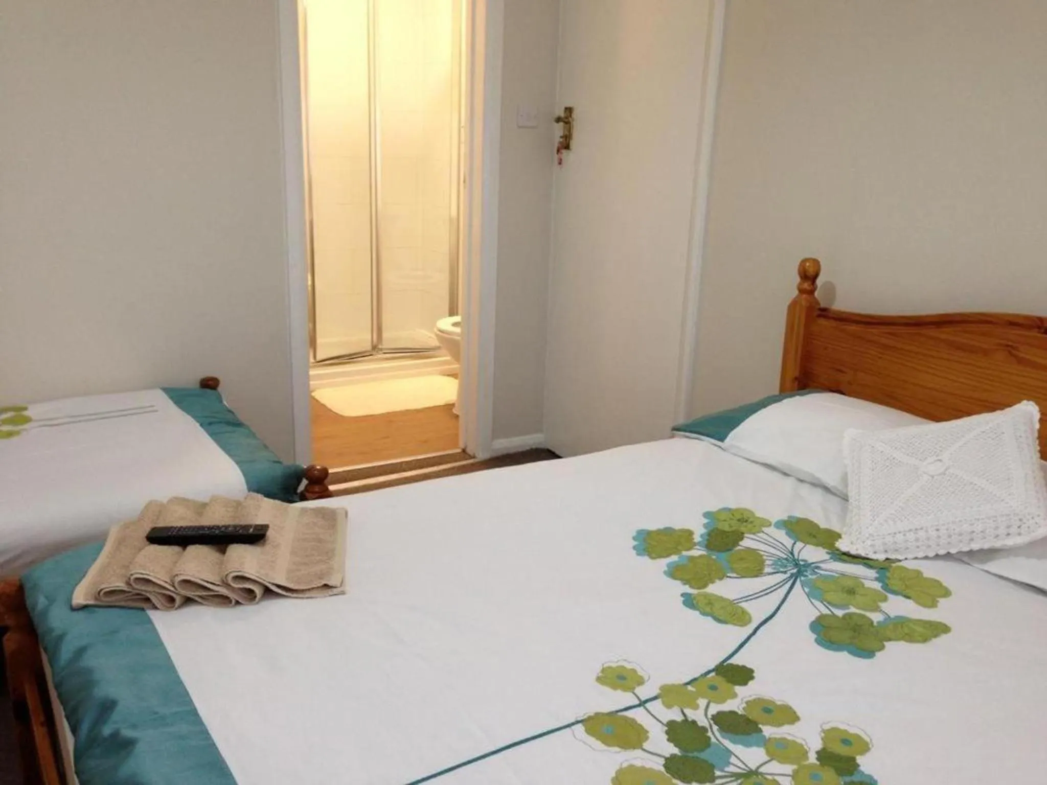 Bed in Comfortable Family room with Tv, Free Fast Wifi, Sleeps 3