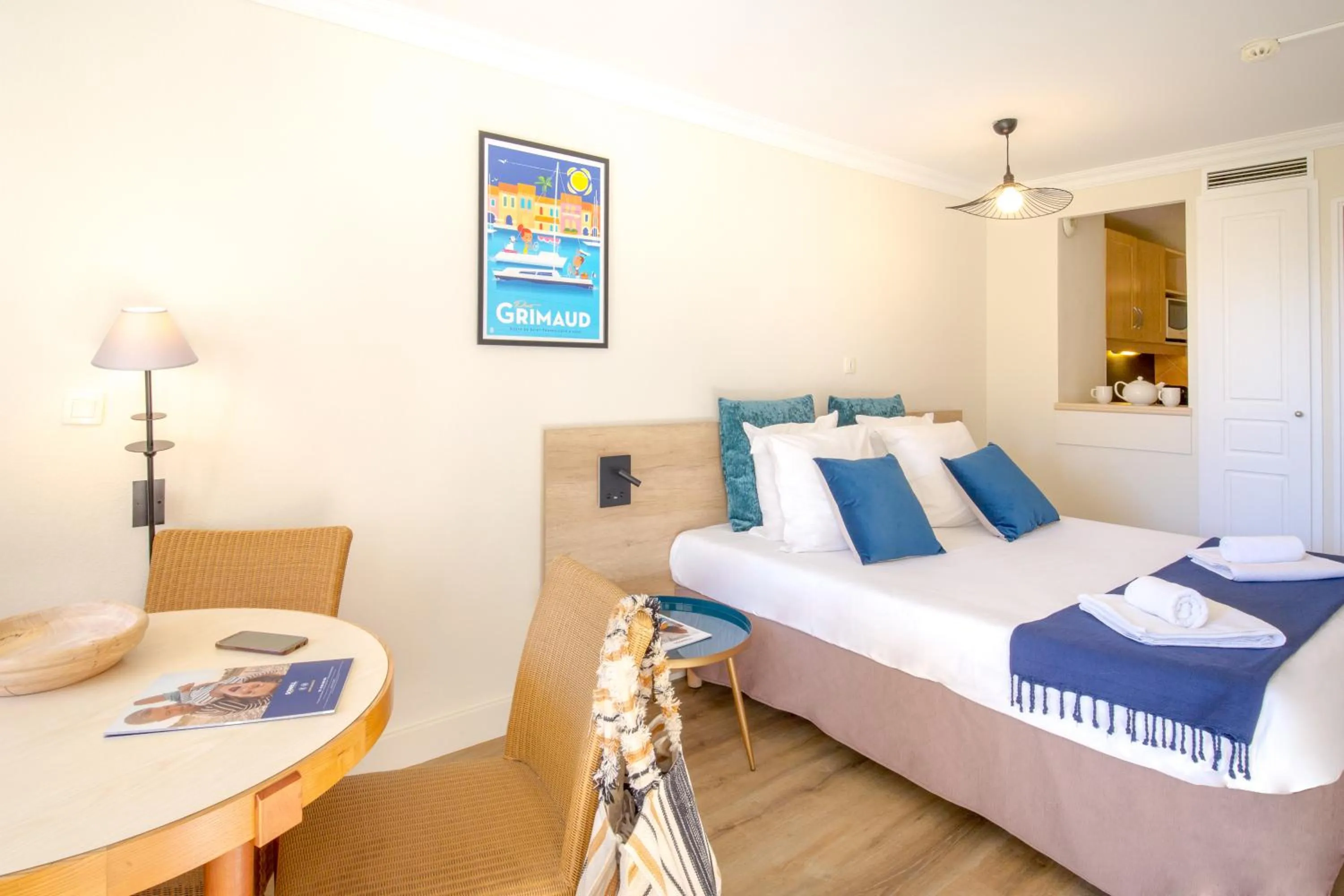 Bedroom, Bed in SOWELL Family Hôtel Port Grimaud