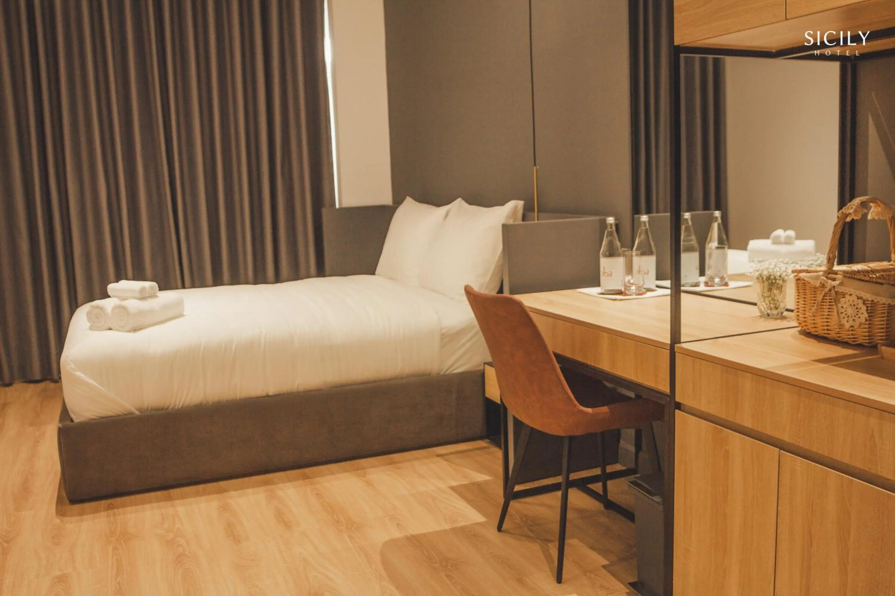 Bed in Sicily Hotel Grand World Phú Quốc