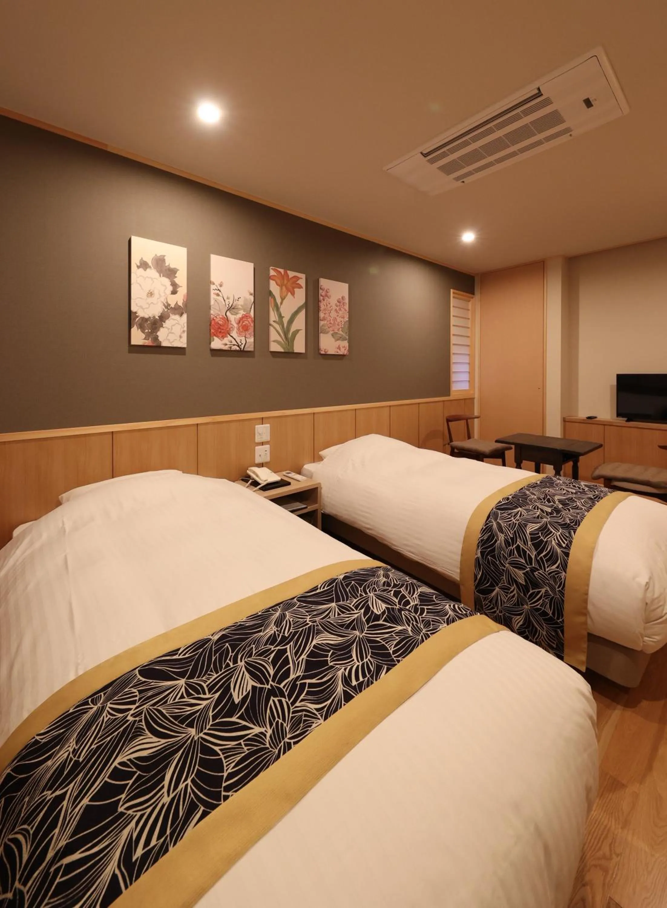 Photo of the whole room, Bed in Mutsumikan