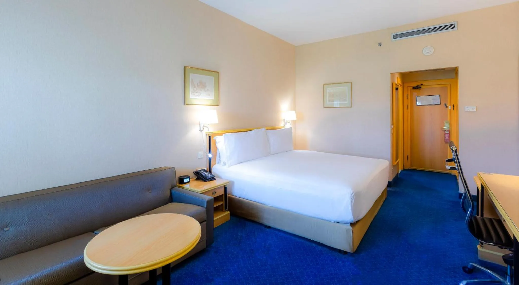 Photo of the whole room, Bed in Holiday Inn Yanbu by IHG