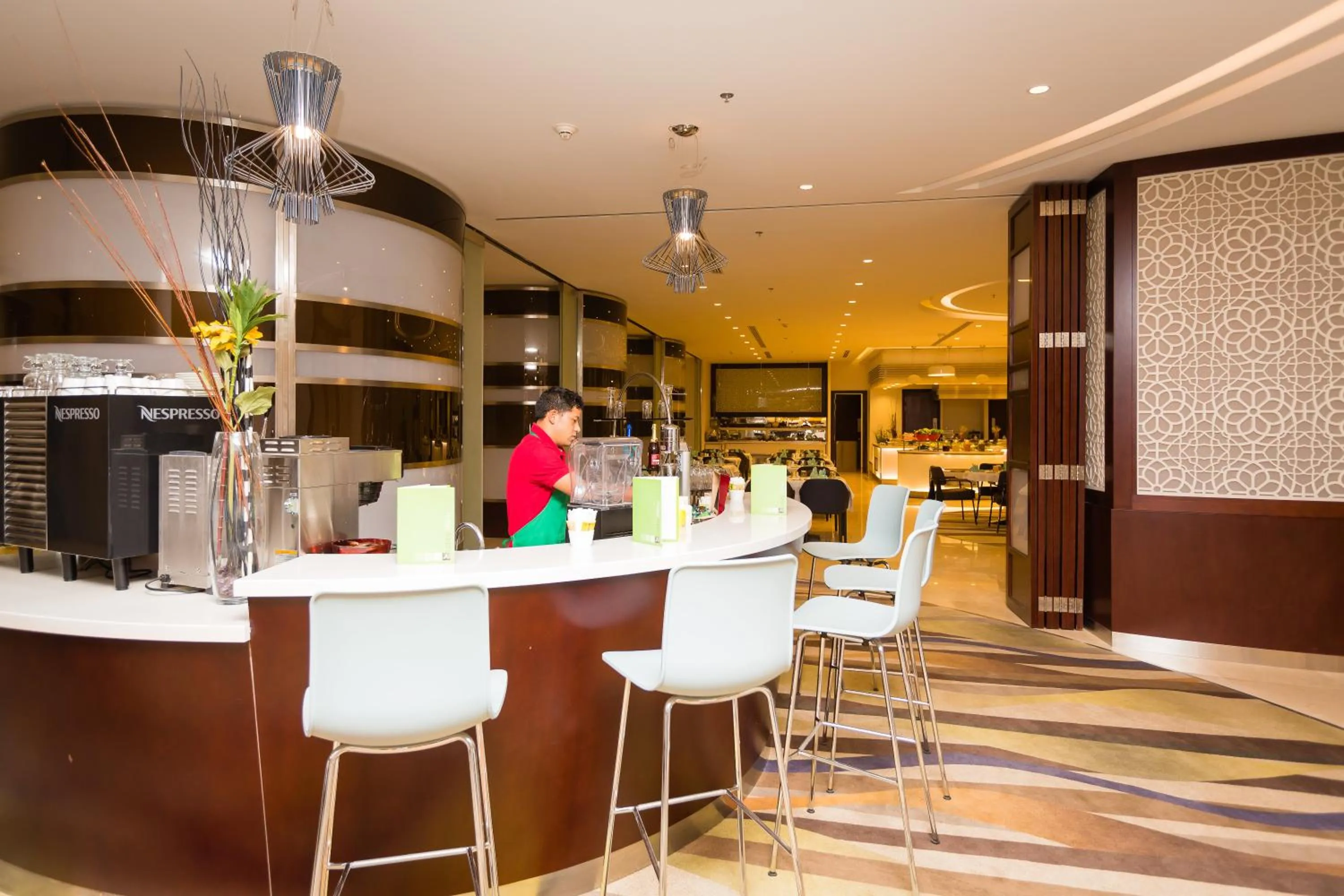 Lounge or bar in Holiday Inn Yanbu by IHG