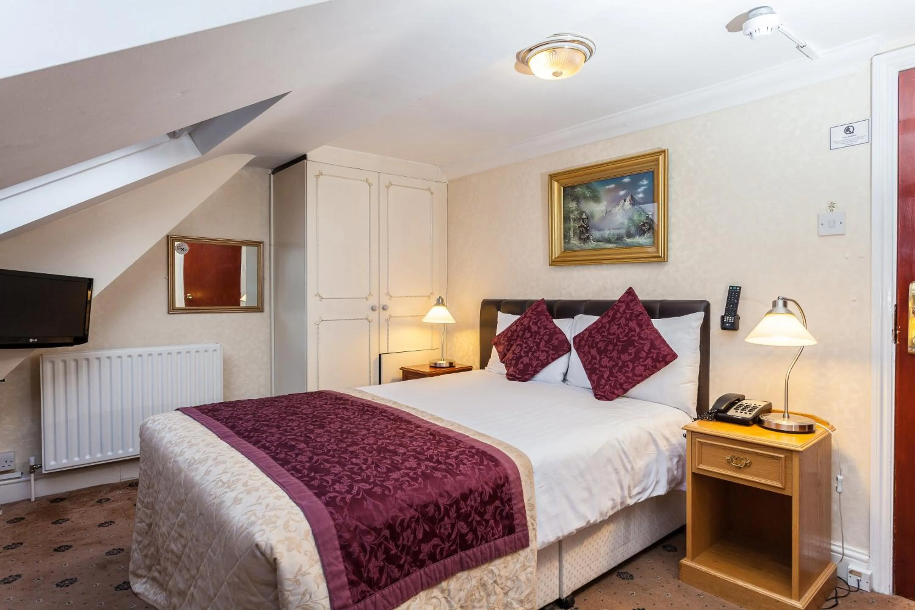 Bedroom, Bed in Roseview Alexandra Palace Hotel