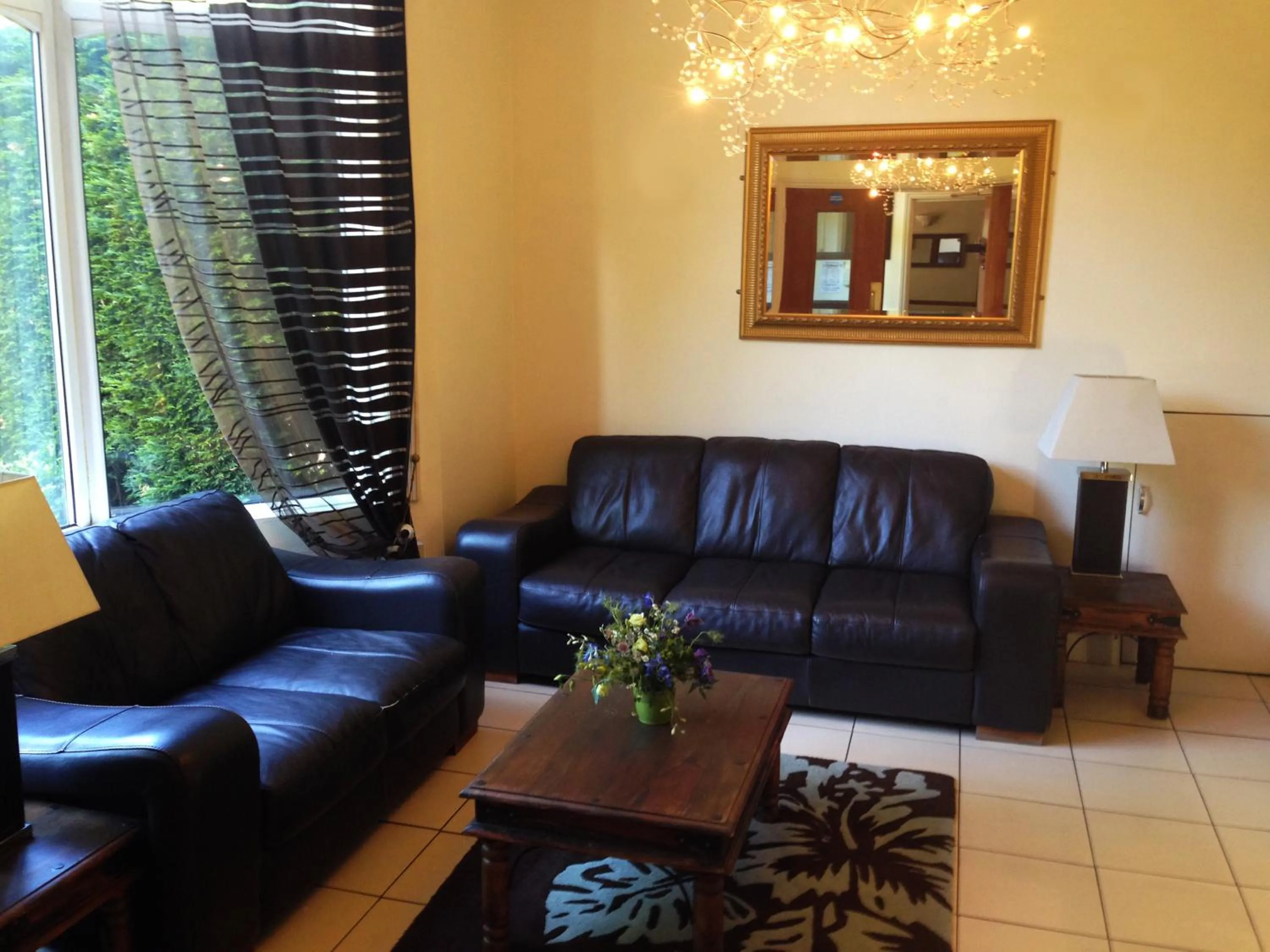 Communal lounge/ TV room in Roseview Alexandra Palace Hotel