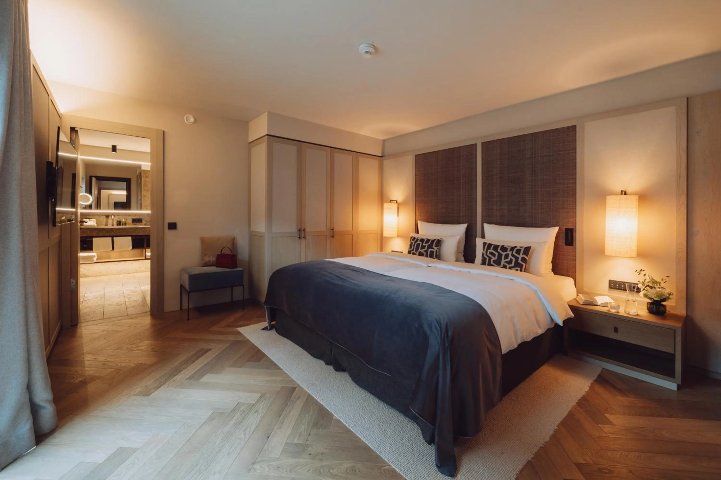 Bathroom, Bed in Parkhotel Egerner Höfe