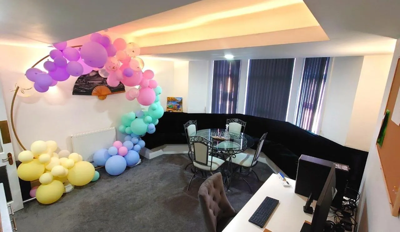 Restaurant/places to eat in High Tide Hotel Oyo