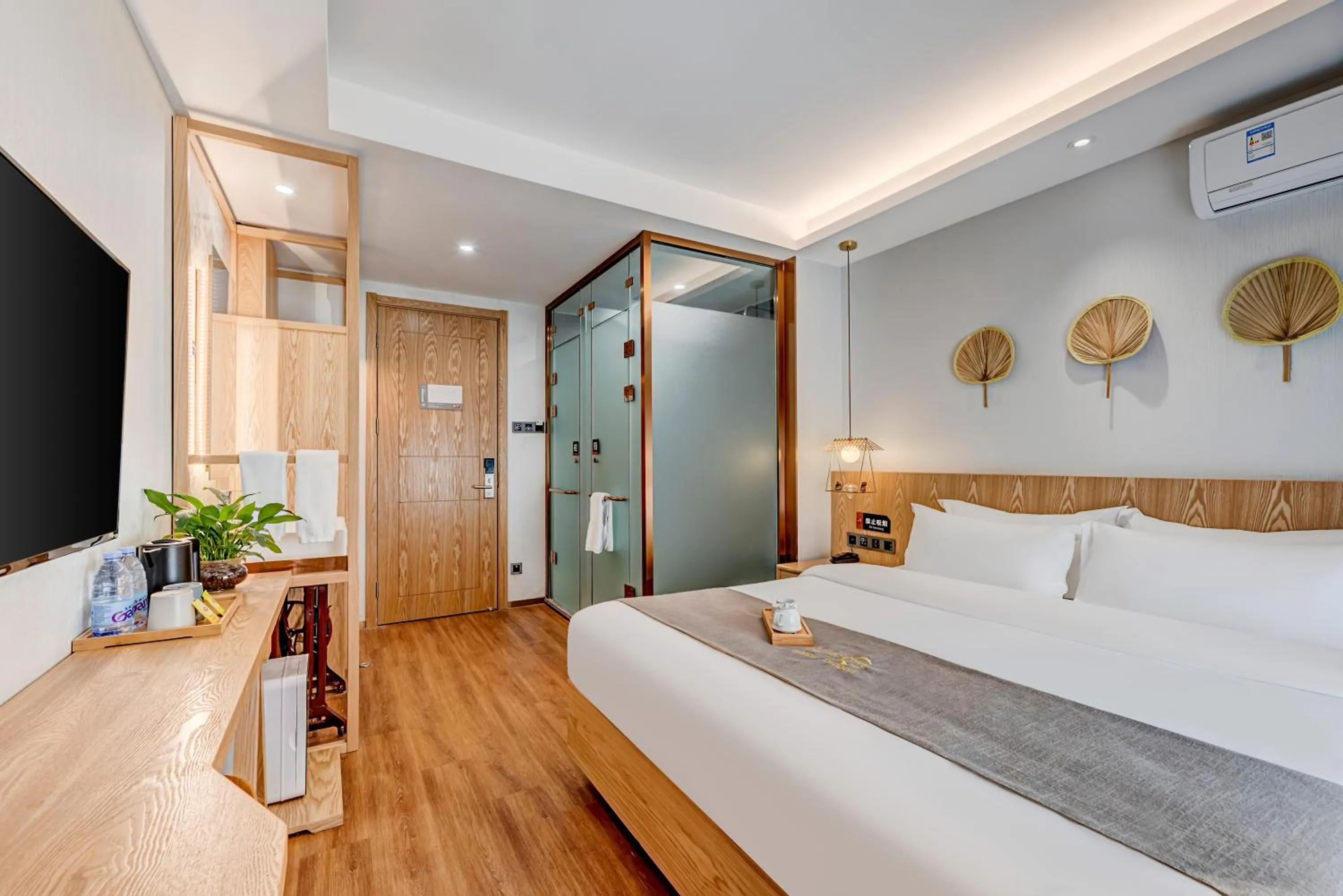 Bed in Happy Dragon City Culture Hotel -In the city center Close to Forbidden City&Wangfujing Street&Subway Nearby &free coffee & Free laundry&English speaking with tour services &Free WiFi unlimited for Western software