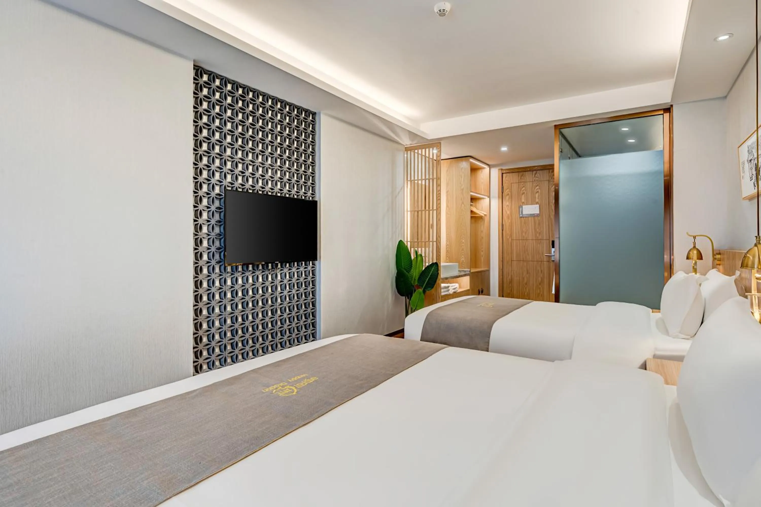 Bed in Happy Dragon City Culture Hotel -In the city center Close to Forbidden City&Wangfujing Street&Subway Nearby &free coffee & Free laundry&English speaking with tour services &Free WiFi unlimited for Western software