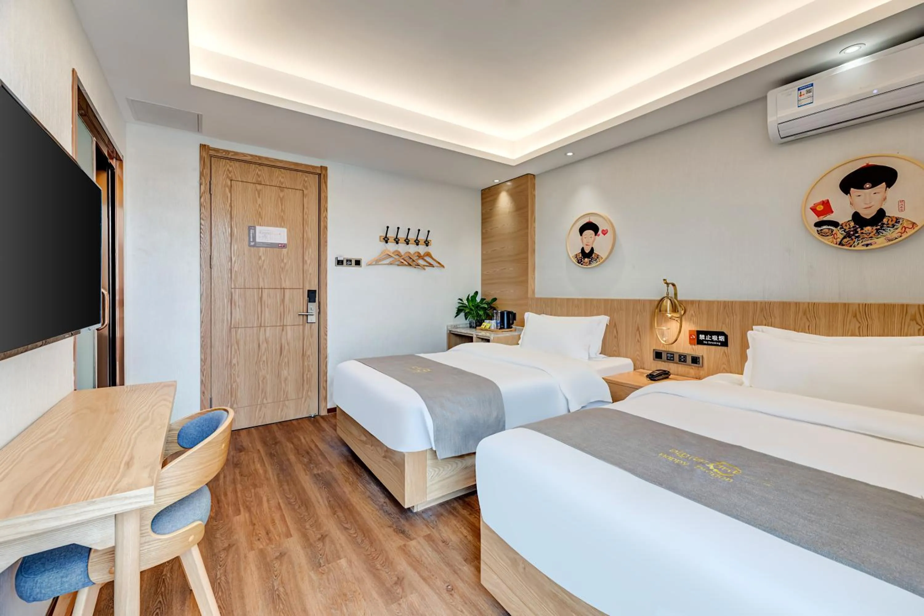 Bed in Happy Dragon City Culture Hotel -In the city center Close to Forbidden City&Wangfujing Street&Subway Nearby &free coffee & Free laundry&English speaking with tour services &Free WiFi unlimited for Western software