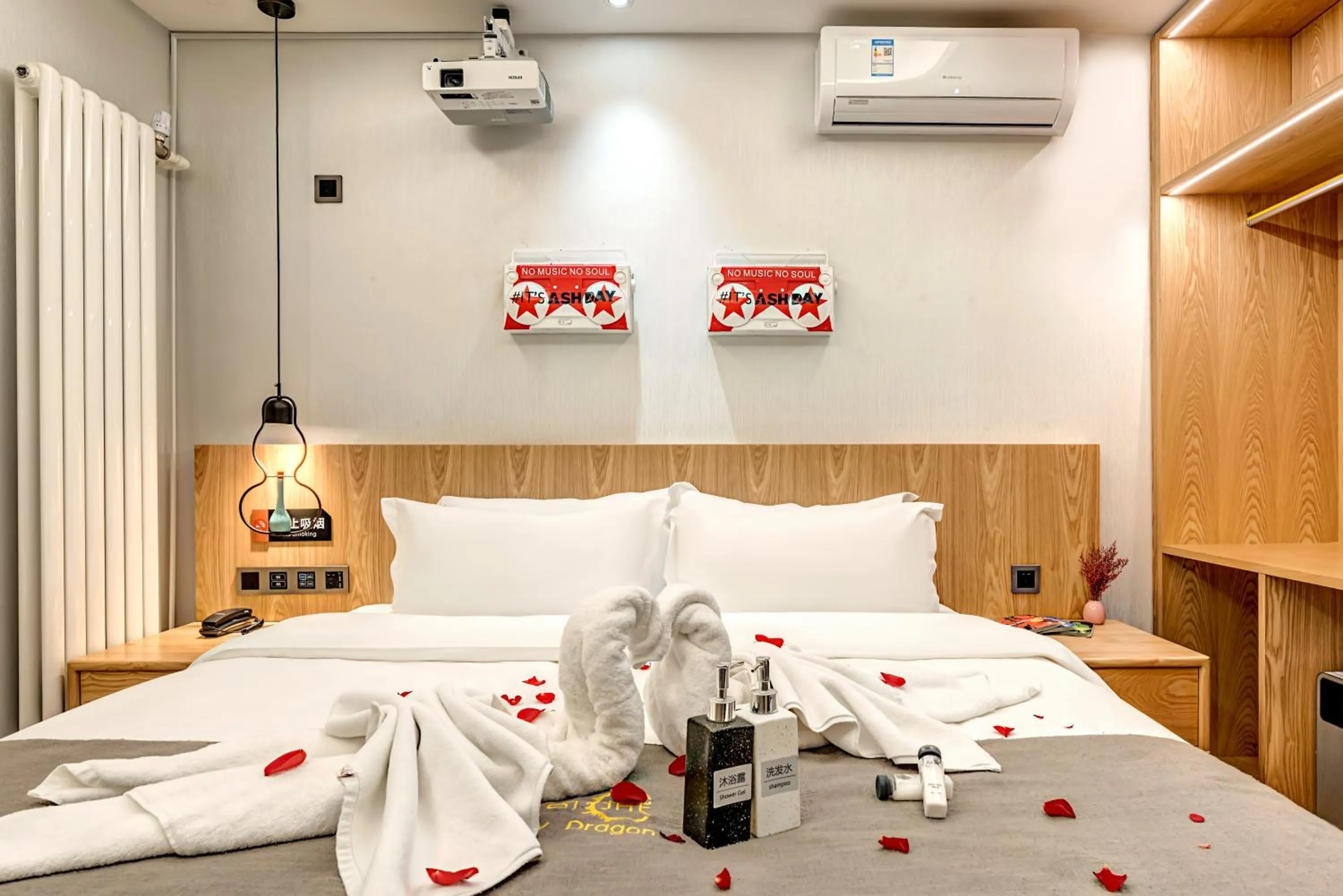 Bed in Happy Dragon City Culture Hotel -In the city center Close to Forbidden City&Wangfujing Street&Subway Nearby &free coffee & Free laundry&English speaking with tour services &Free WiFi unlimited for Western software