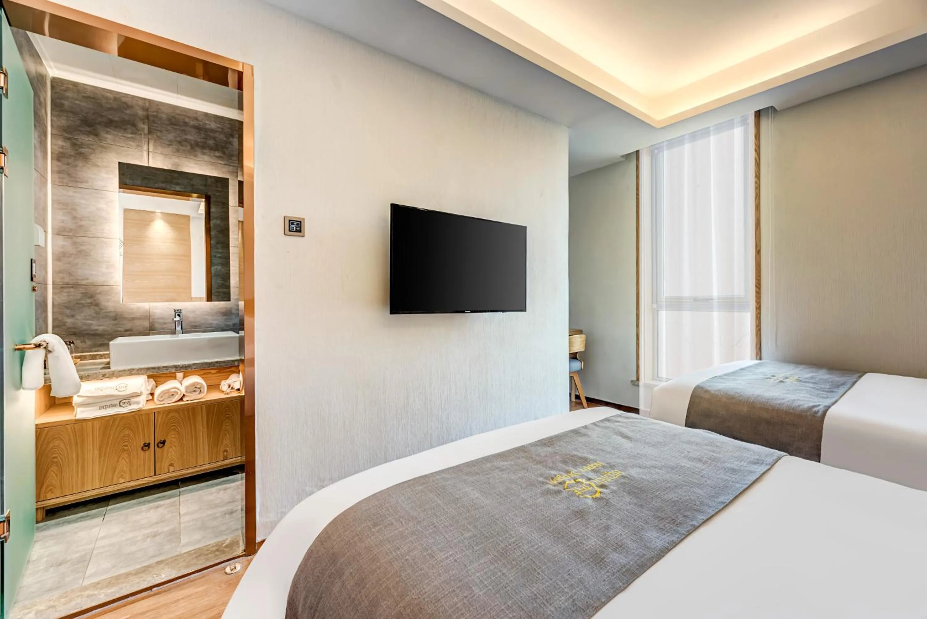 Bed in Happy Dragon City Culture Hotel -In the city center Close to Forbidden City&Wangfujing Street&Subway Nearby &free coffee & Free laundry&English speaking with tour services &Free WiFi unlimited for Western software