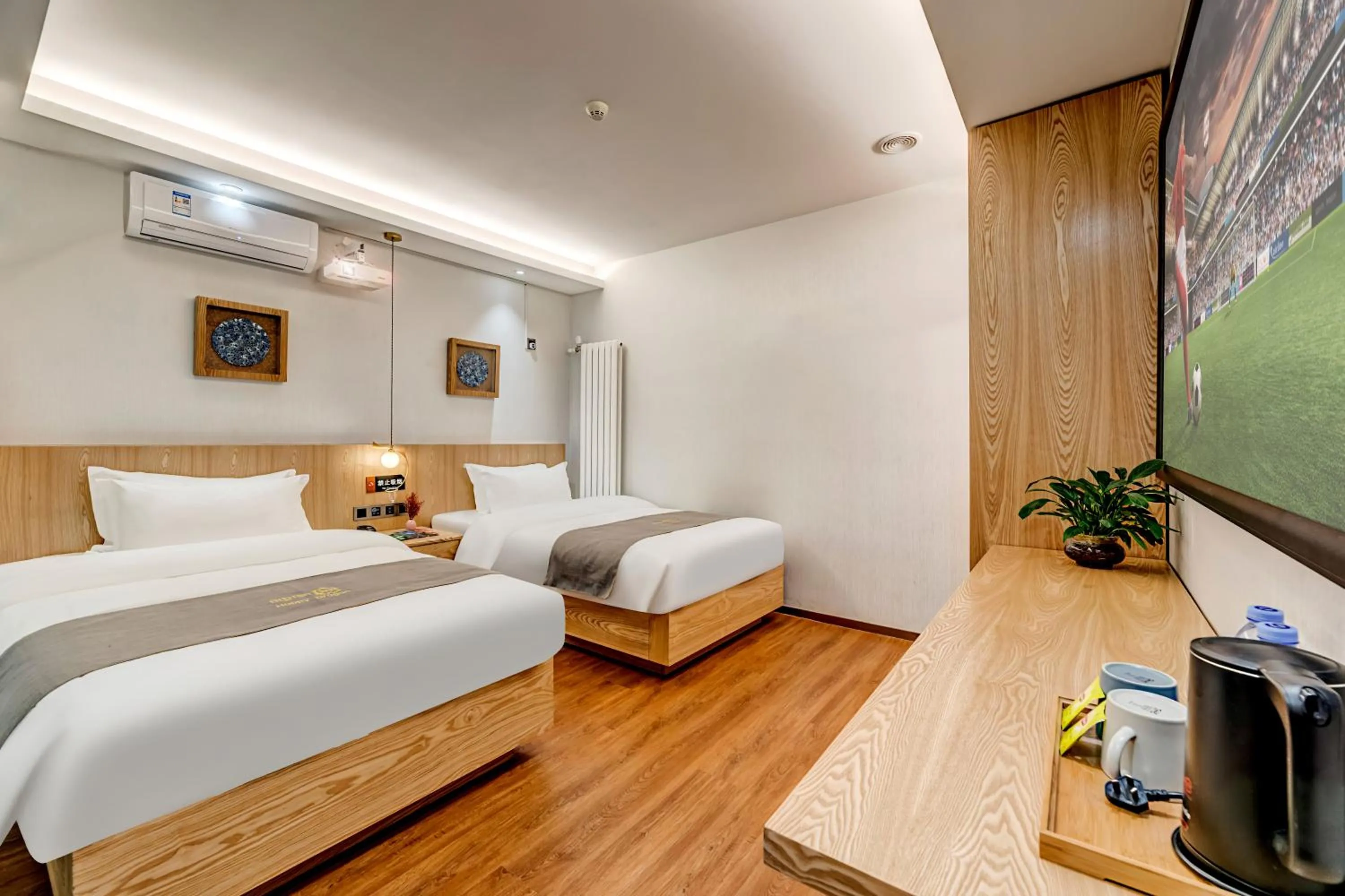 Bed in Happy Dragon City Culture Hotel -In the city center Close to Forbidden City&Wangfujing Street&Subway Nearby &free coffee & Free laundry&English speaking with tour services &Free WiFi unlimited for Western software