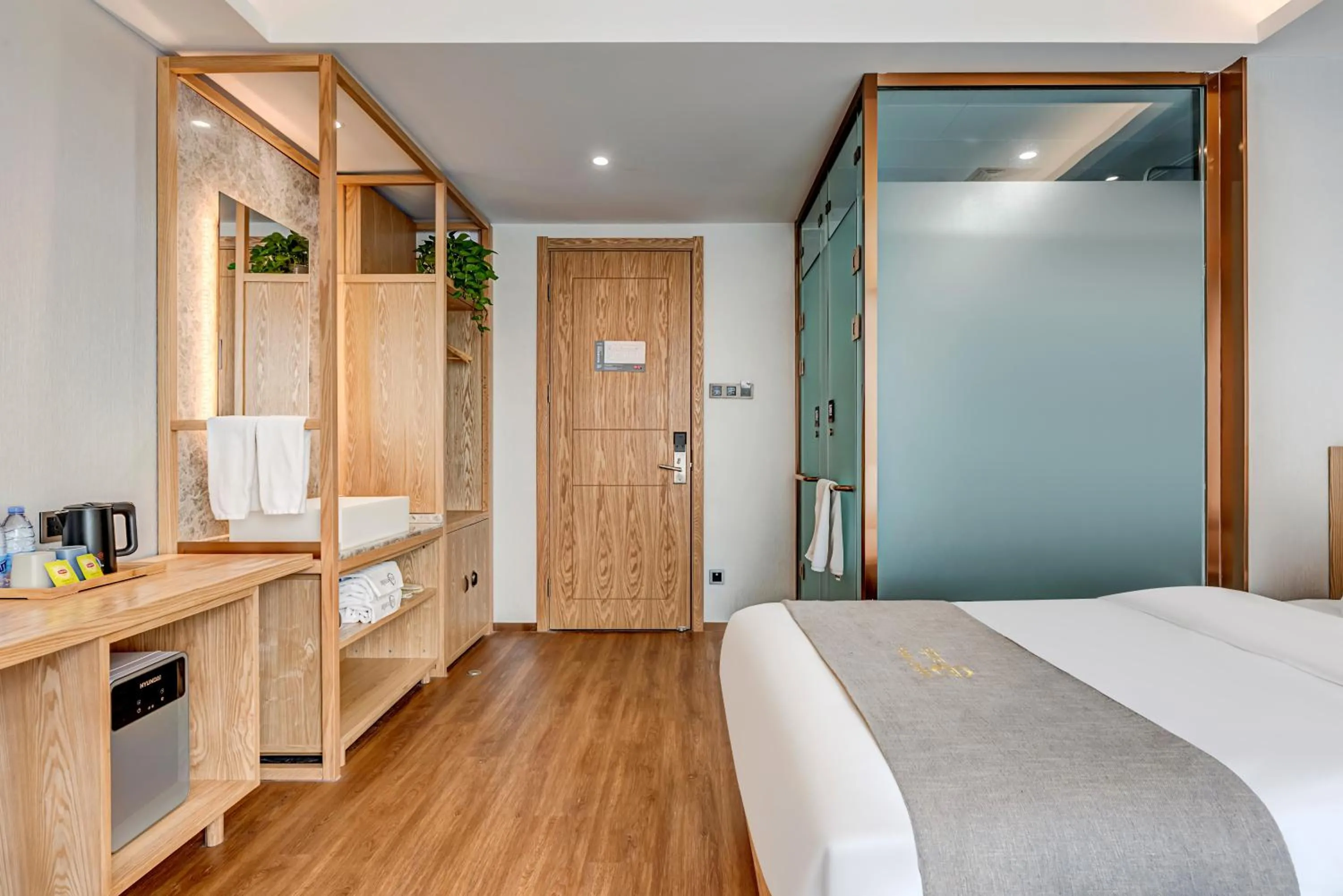 Bed in Happy Dragon City Culture Hotel -In the city center Close to Forbidden City&Wangfujing Street&Subway Nearby &free coffee & Free laundry&English speaking with tour services &Free WiFi unlimited for Western software