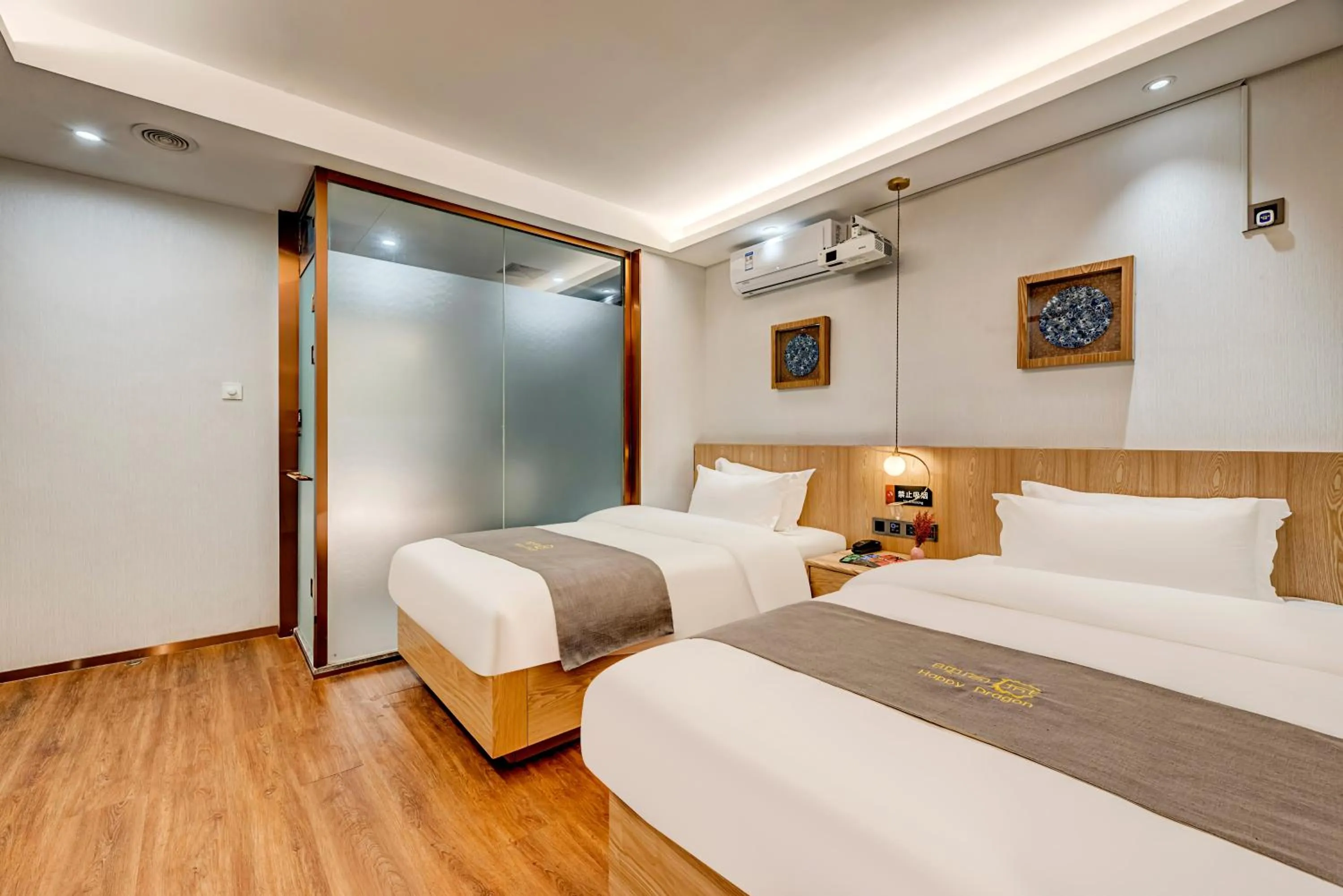 Bed in Happy Dragon City Culture Hotel -In the city center Close to Forbidden City&Wangfujing Street&Subway Nearby &free coffee & Free laundry&English speaking with tour services &Free WiFi unlimited for Western software