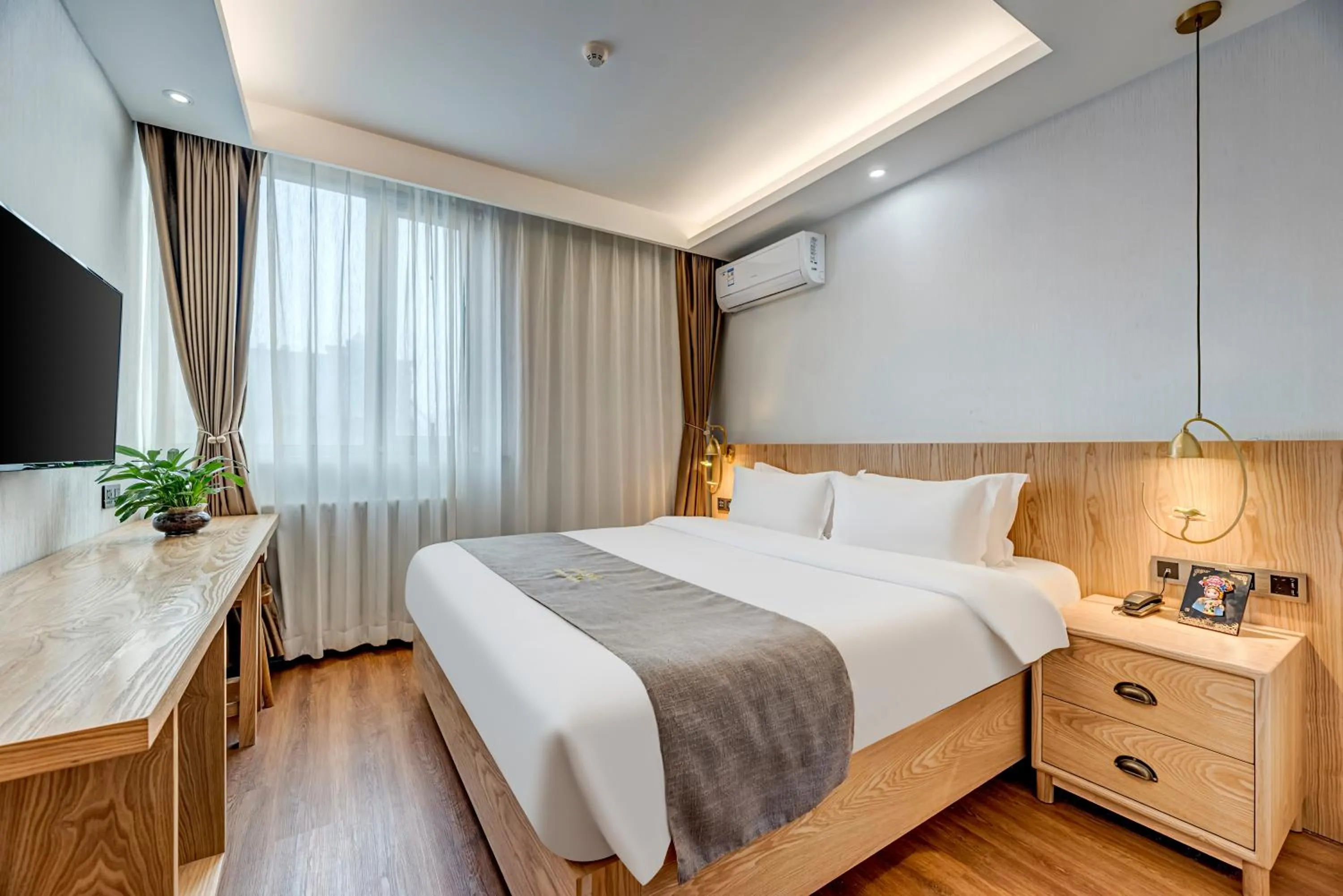 Bed in Happy Dragon City Culture Hotel -In the city center Close to Forbidden City&Wangfujing Street&Subway Nearby &free coffee & Free laundry&English speaking with tour services &Free WiFi unlimited for Western software