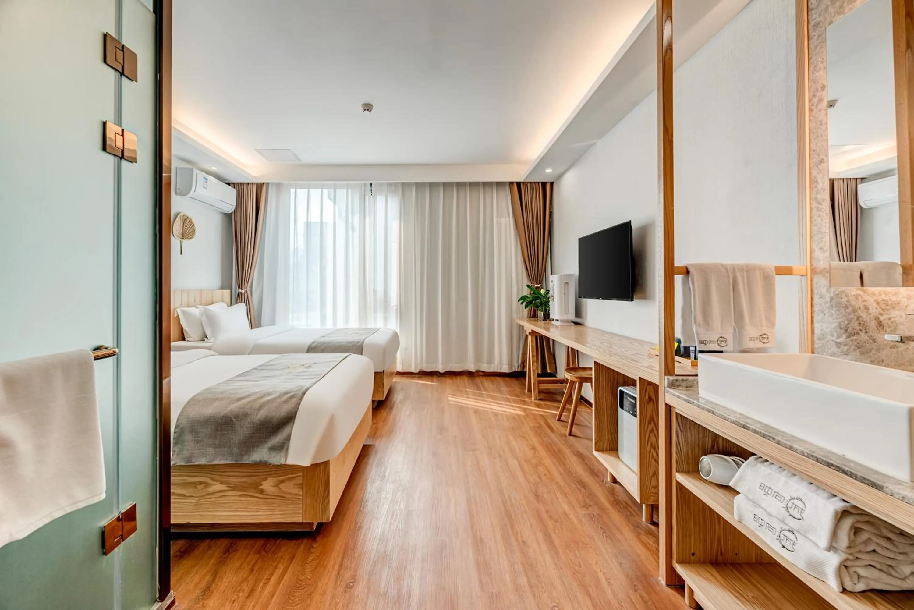 Bed in Happy Dragon City Culture Hotel -In the city center Close to Forbidden City&Wangfujing Street&Subway Nearby &free coffee & Free laundry&English speaking with tour services &Free WiFi unlimited for Western software