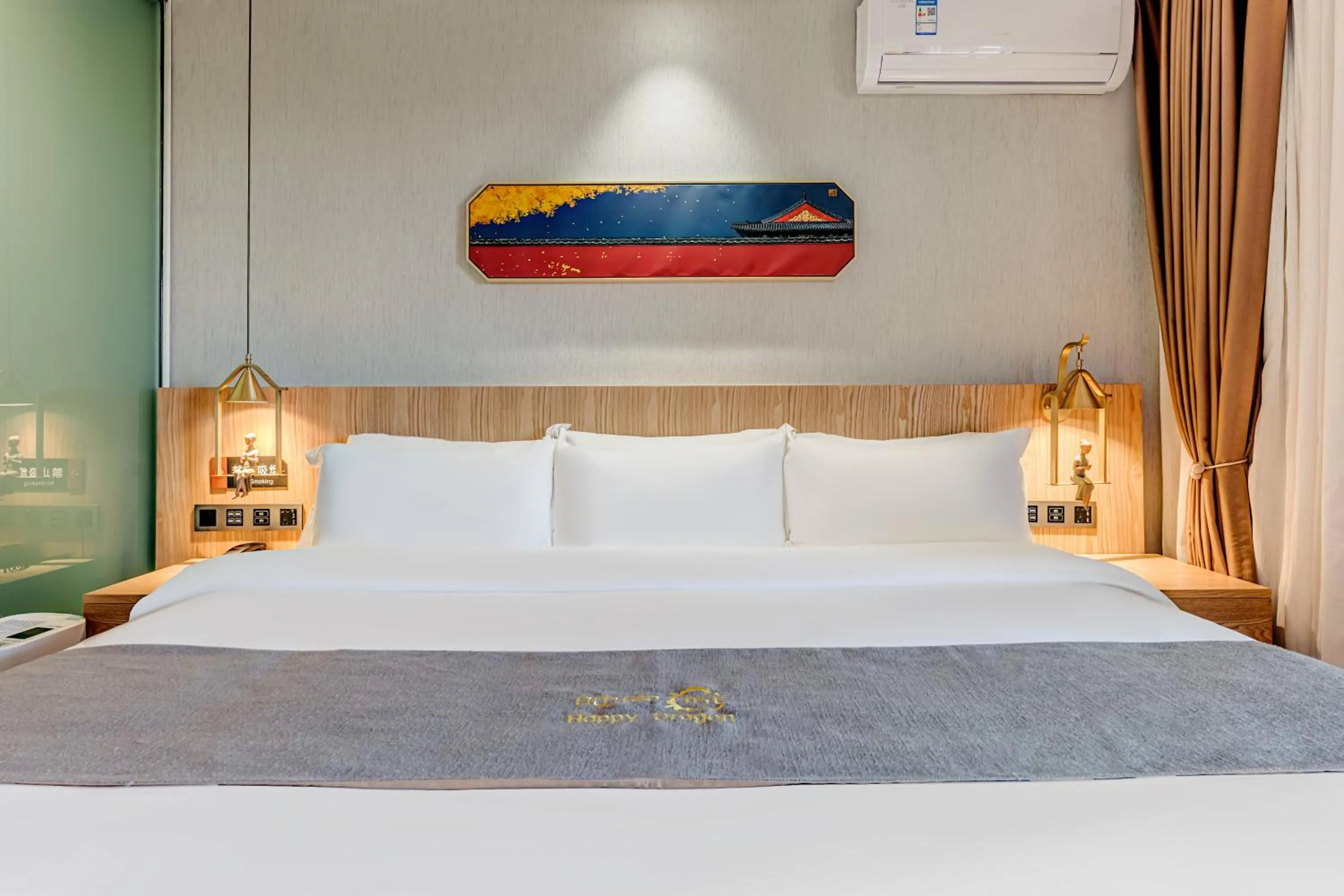 Bed in Happy Dragon City Culture Hotel -In the city center Close to Forbidden City&Wangfujing Street&Subway Nearby &free coffee & Free laundry&English speaking with tour services &Free WiFi unlimited for Western software