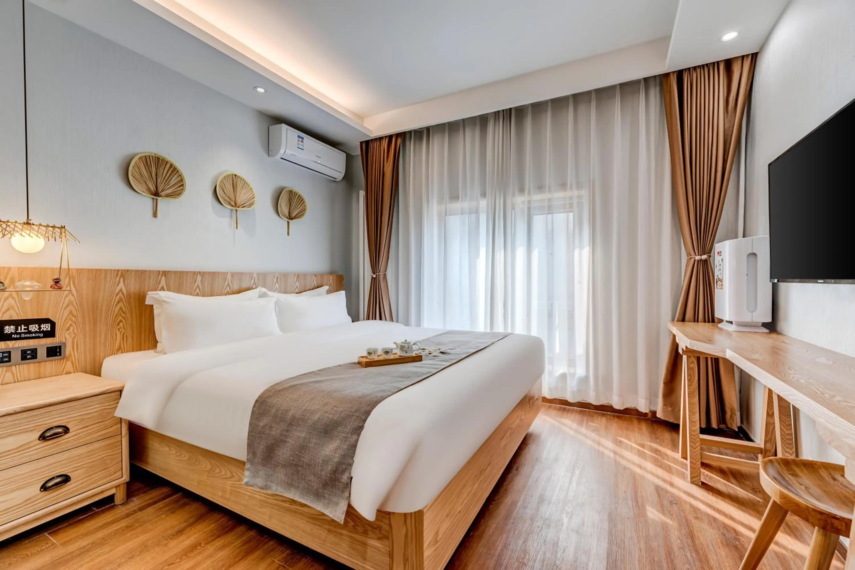 Bed in Happy Dragon City Culture Hotel -In the city center Close to Forbidden City&Wangfujing Street&Subway Nearby &free coffee & Free laundry&English speaking with tour services &Free WiFi unlimited for Western software