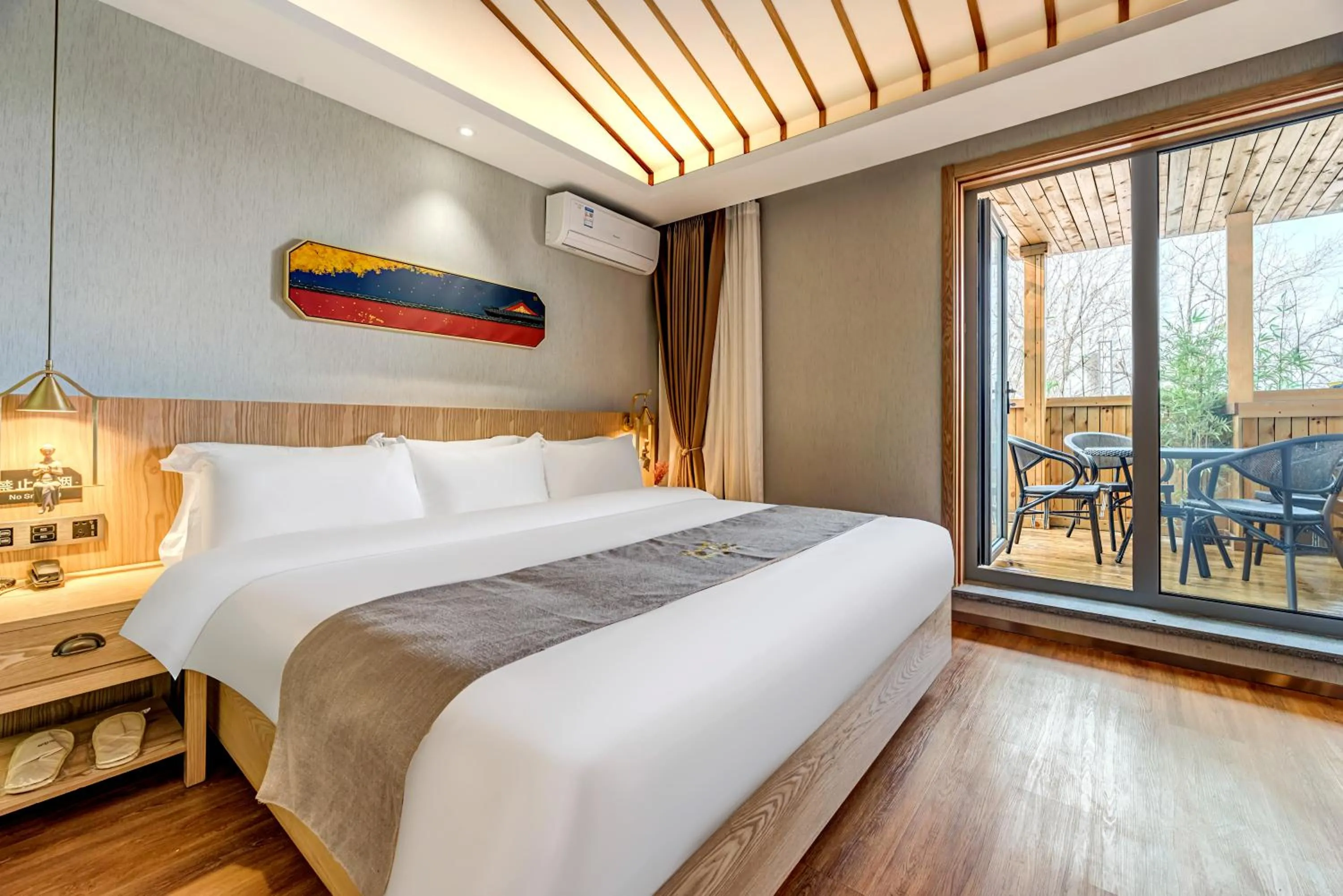 Bed in Happy Dragon City Culture Hotel -In the city center Close to Forbidden City&Wangfujing Street&Subway Nearby &free coffee & Free laundry&English speaking with tour services &Free WiFi unlimited for Western software