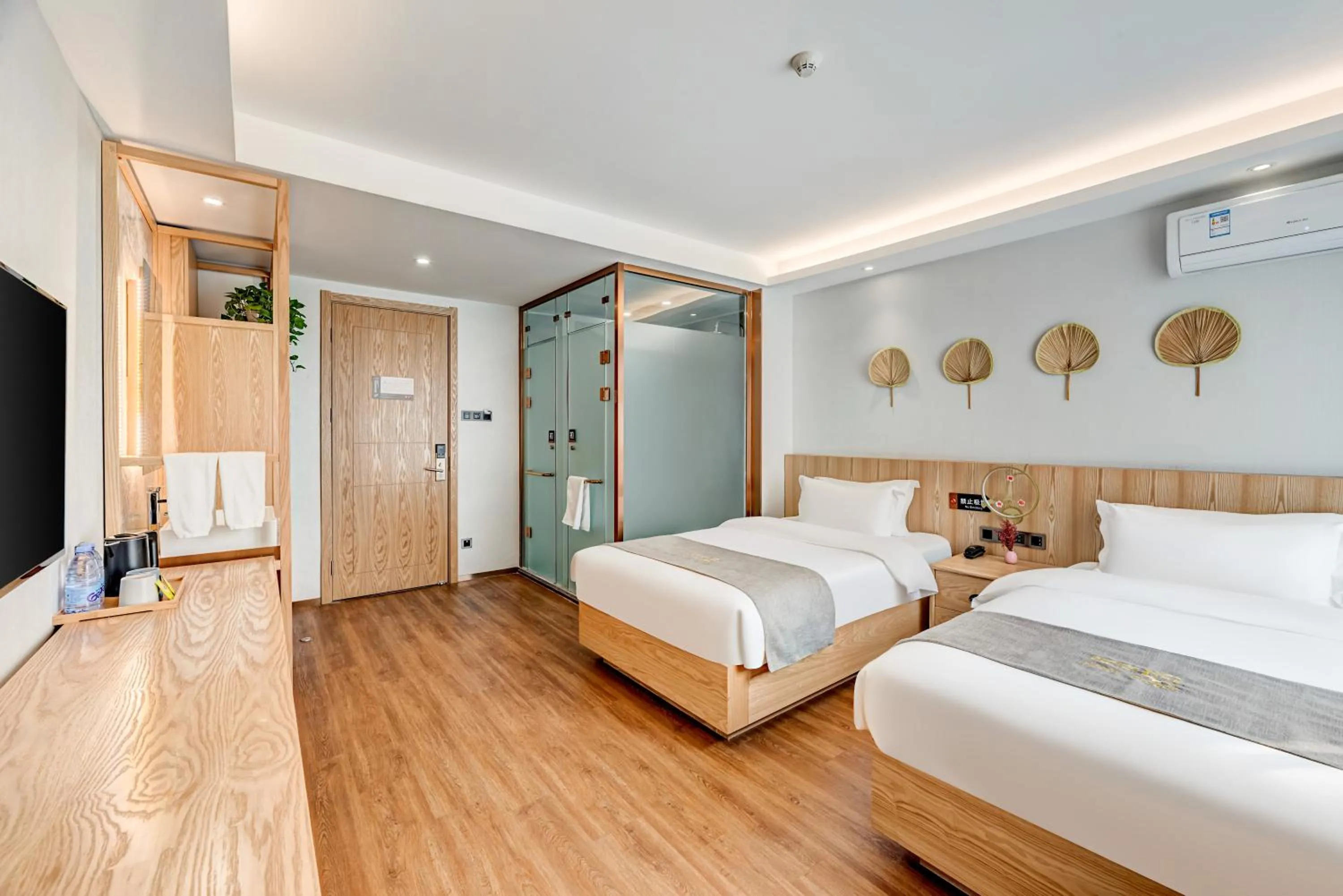 Bed in Happy Dragon City Culture Hotel -In the city center Close to Forbidden City&Wangfujing Street&Subway Nearby &free coffee & Free laundry&English speaking with tour services &Free WiFi unlimited for Western software