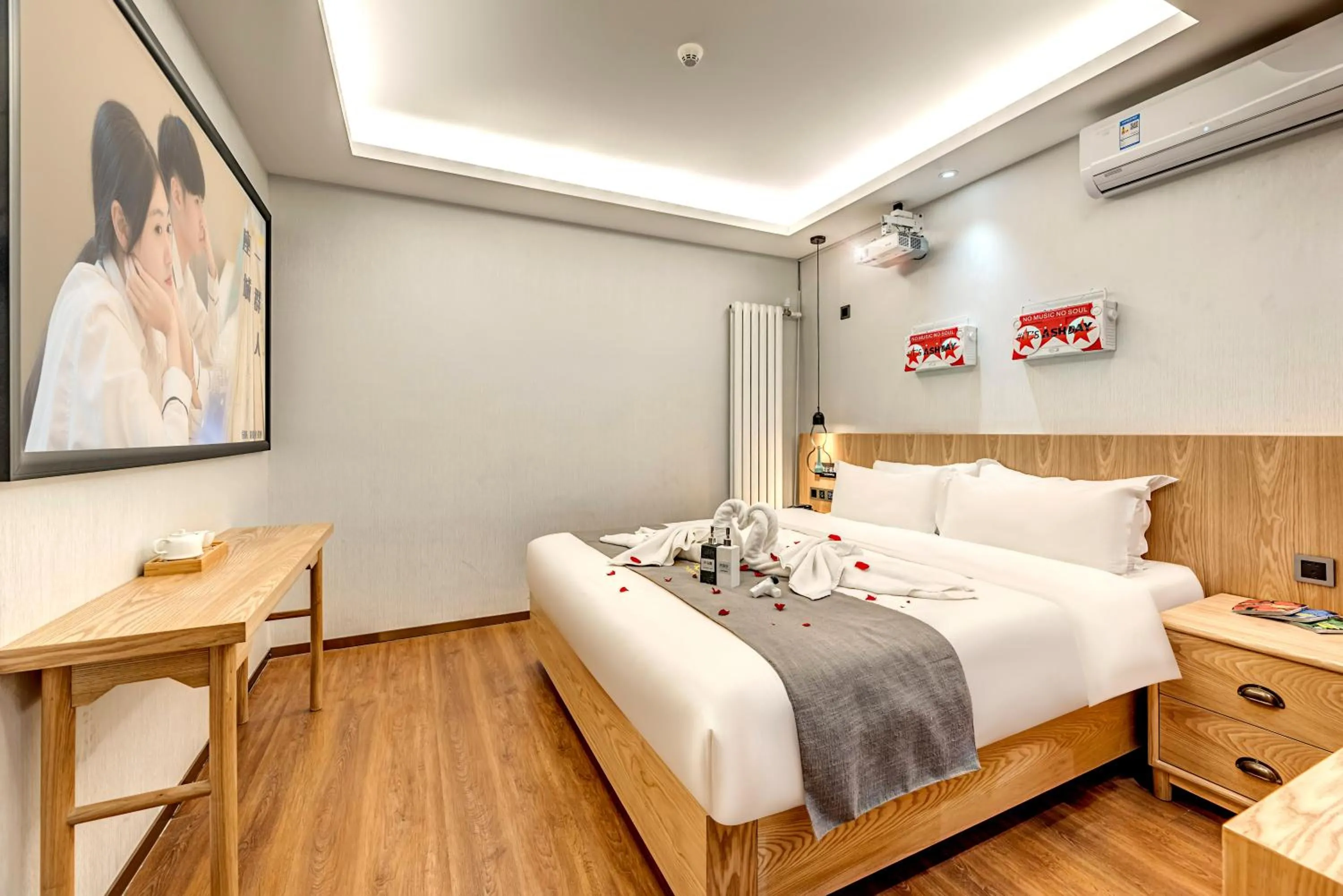 Bed in Happy Dragon City Culture Hotel -In the city center Close to Forbidden City&Wangfujing Street&Subway Nearby &free coffee & Free laundry&English speaking with tour services &Free WiFi unlimited for Western software