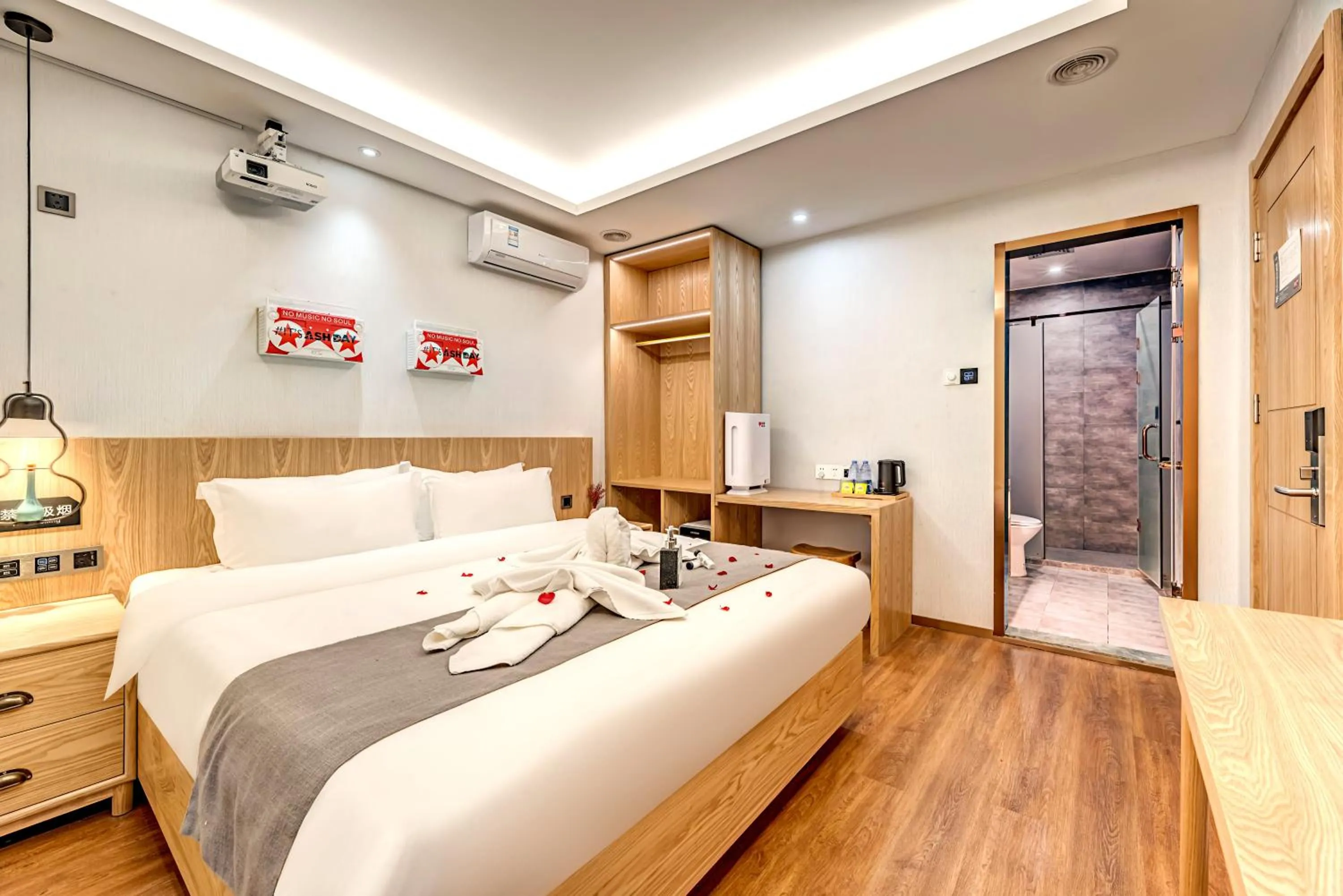 Bed in Happy Dragon City Culture Hotel -In the city center Close to Forbidden City&Wangfujing Street&Subway Nearby &free coffee & Free laundry&English speaking with tour services &Free WiFi unlimited for Western software