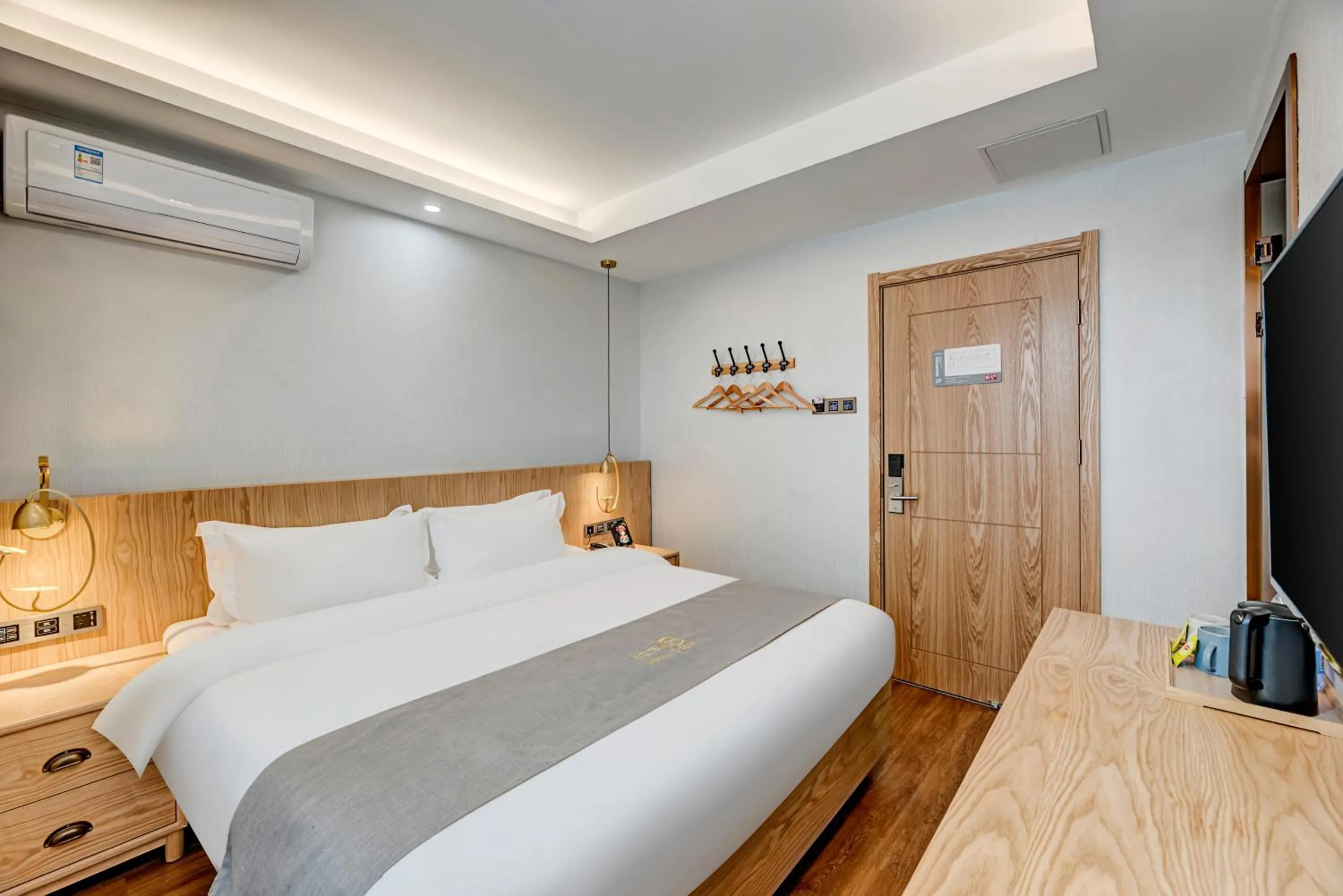 Bed in Happy Dragon City Culture Hotel -In the city center Close to Forbidden City&Wangfujing Street&Subway Nearby &free coffee & Free laundry&English speaking with tour services &Free WiFi unlimited for Western software