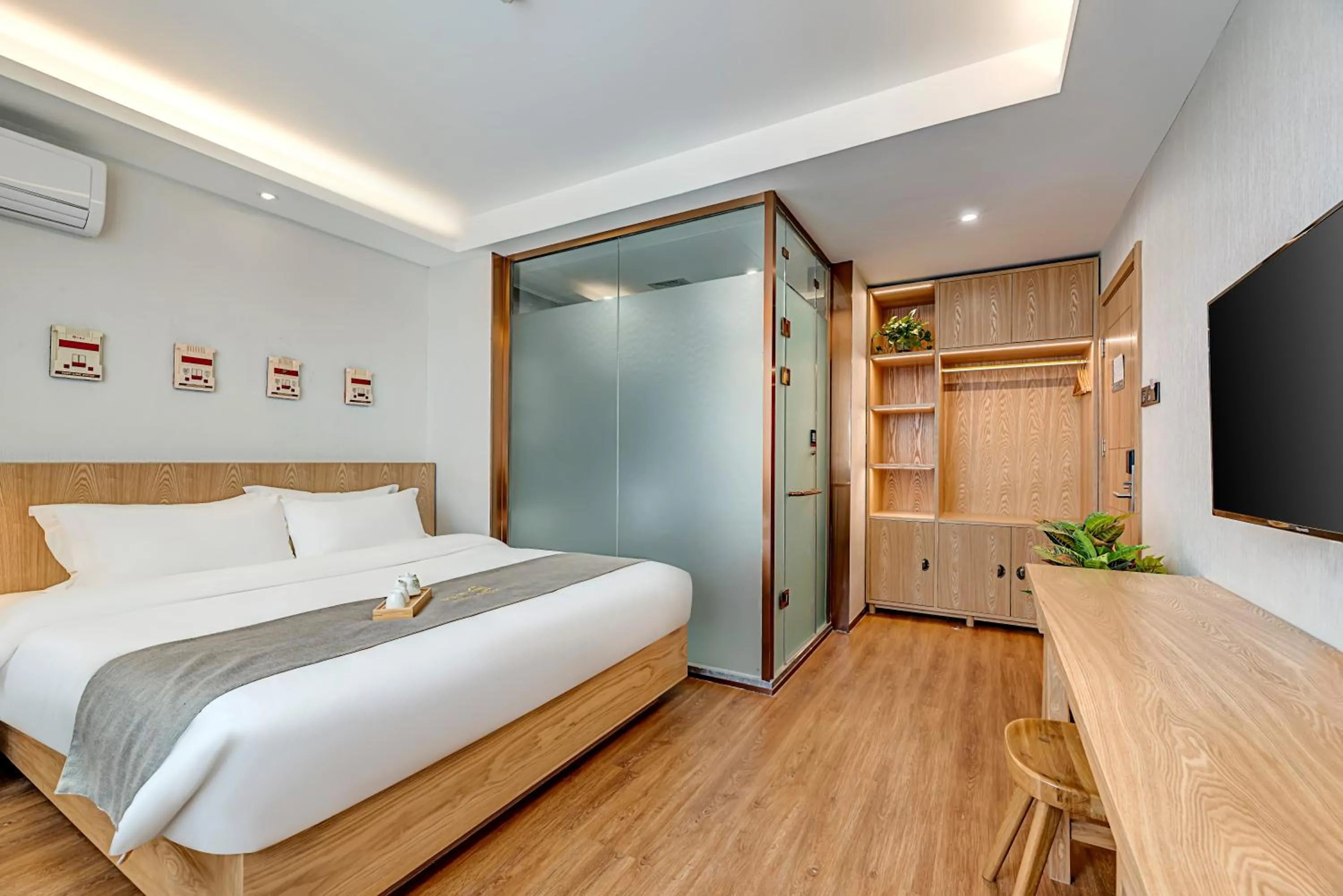 Bed in Happy Dragon City Culture Hotel -In the city center Close to Forbidden City&Wangfujing Street&Subway Nearby &free coffee & Free laundry&English speaking with tour services &Free WiFi unlimited for Western software