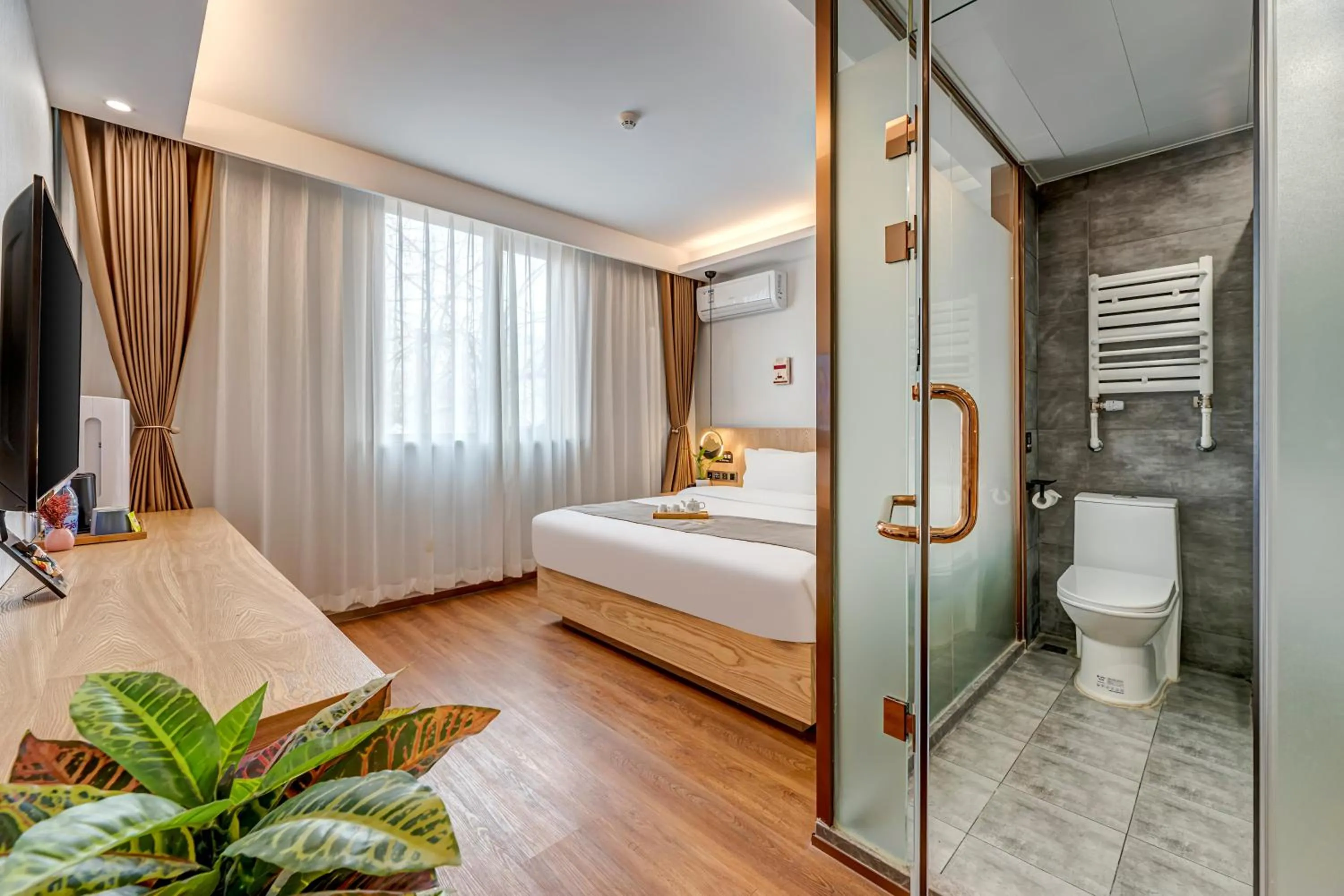 Bed in Happy Dragon City Culture Hotel -In the city center Close to Forbidden City&Wangfujing Street&Subway Nearby &free coffee & Free laundry&English speaking with tour services &Free WiFi unlimited for Western software