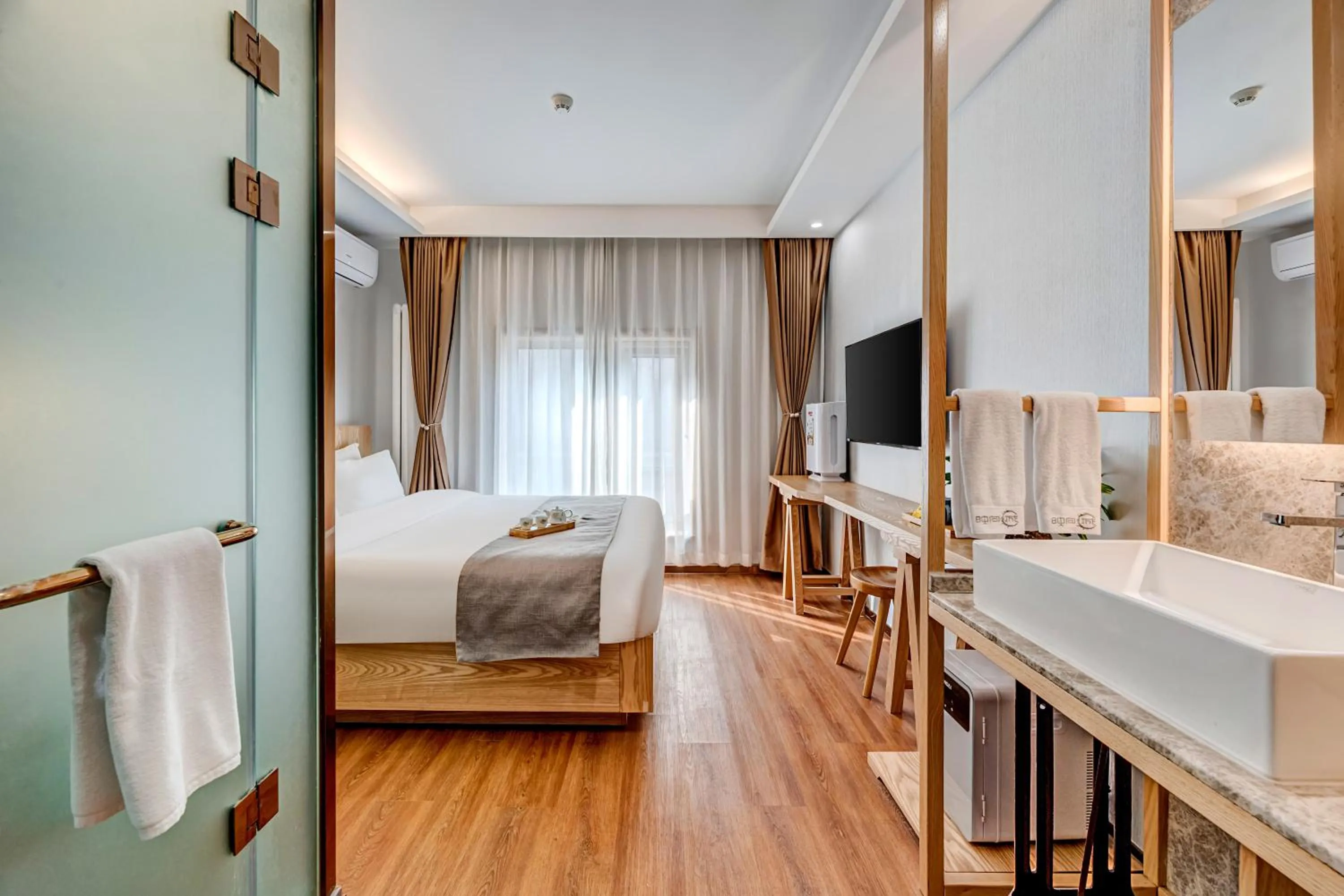 Bed in Happy Dragon City Culture Hotel -In the city center Close to Forbidden City&Wangfujing Street&Subway Nearby &free coffee & Free laundry&English speaking with tour services &Free WiFi unlimited for Western software