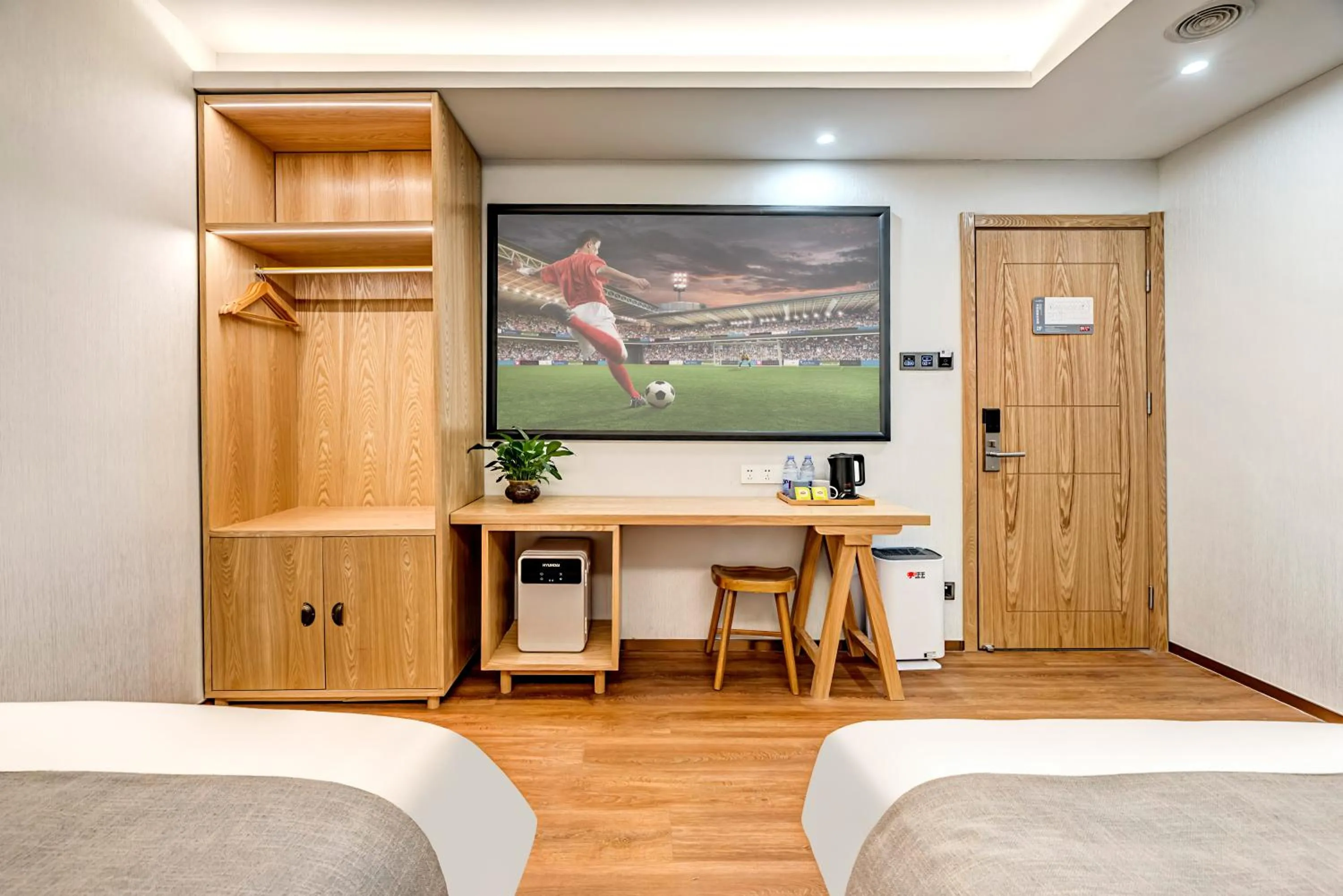 Bed in Happy Dragon City Culture Hotel -In the city center Close to Forbidden City&Wangfujing Street&Subway Nearby &free coffee & Free laundry&English speaking with tour services &Free WiFi unlimited for Western software
