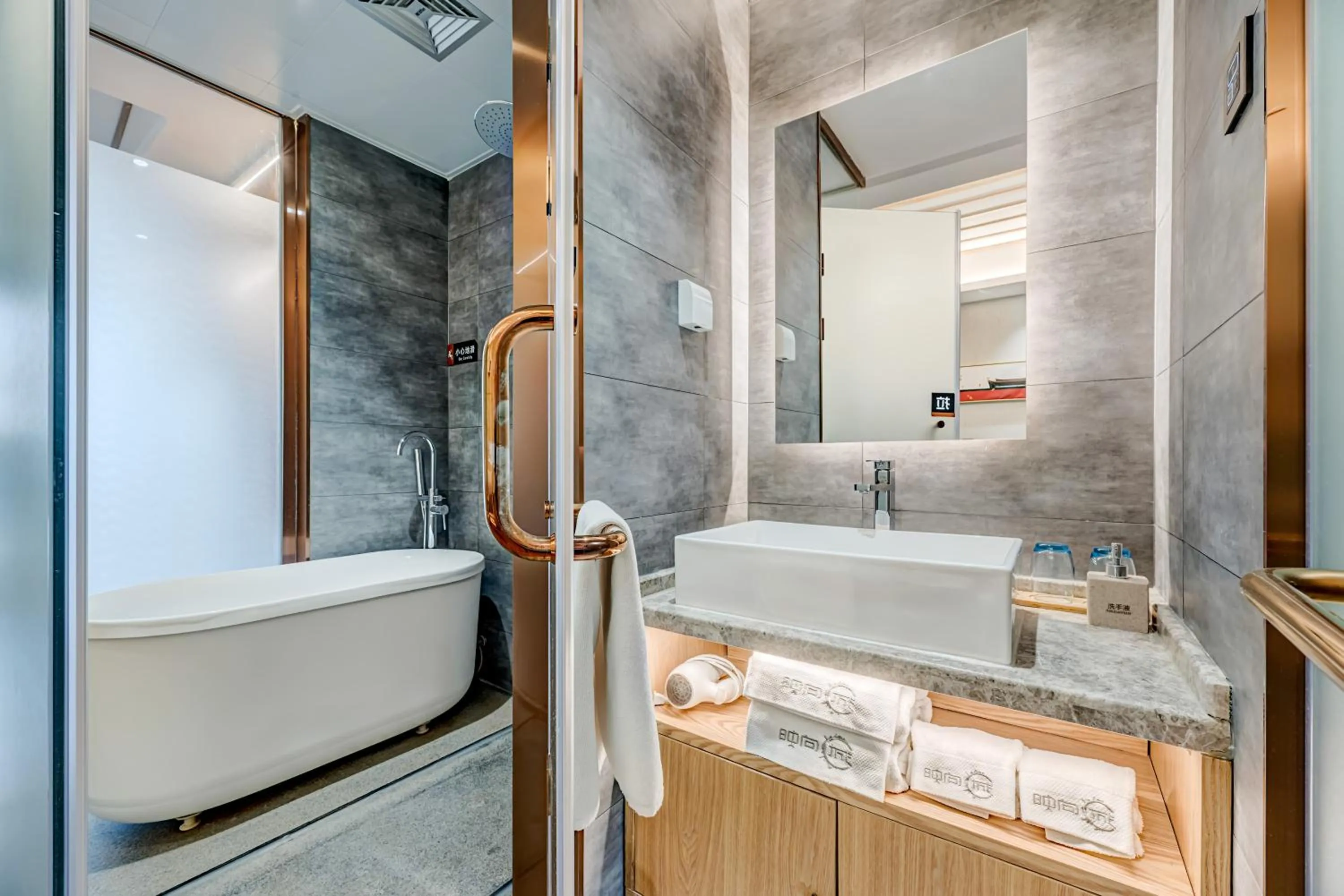 Happy Dragon City Culture Hotel -In the city center Close to Forbidden City&Wangfujing Street&Subway Nearby &free coffee & Free laundry&English speaking with tour services &Free WiFi unlimited for Western software