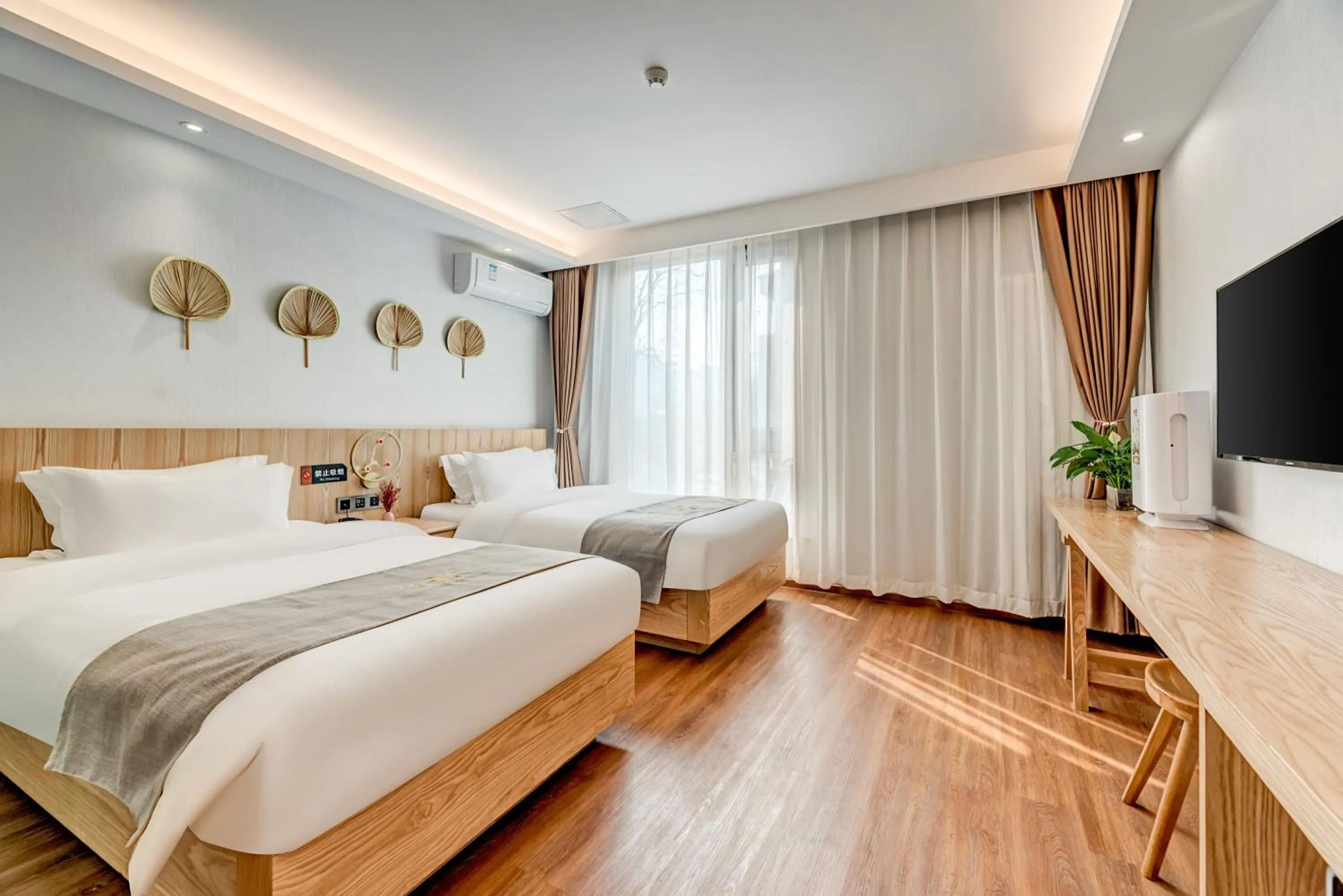 Bed in Happy Dragon City Culture Hotel -In the city center Close to Forbidden City&Wangfujing Street&Subway Nearby &free coffee & Free laundry&English speaking with tour services &Free WiFi unlimited for Western software