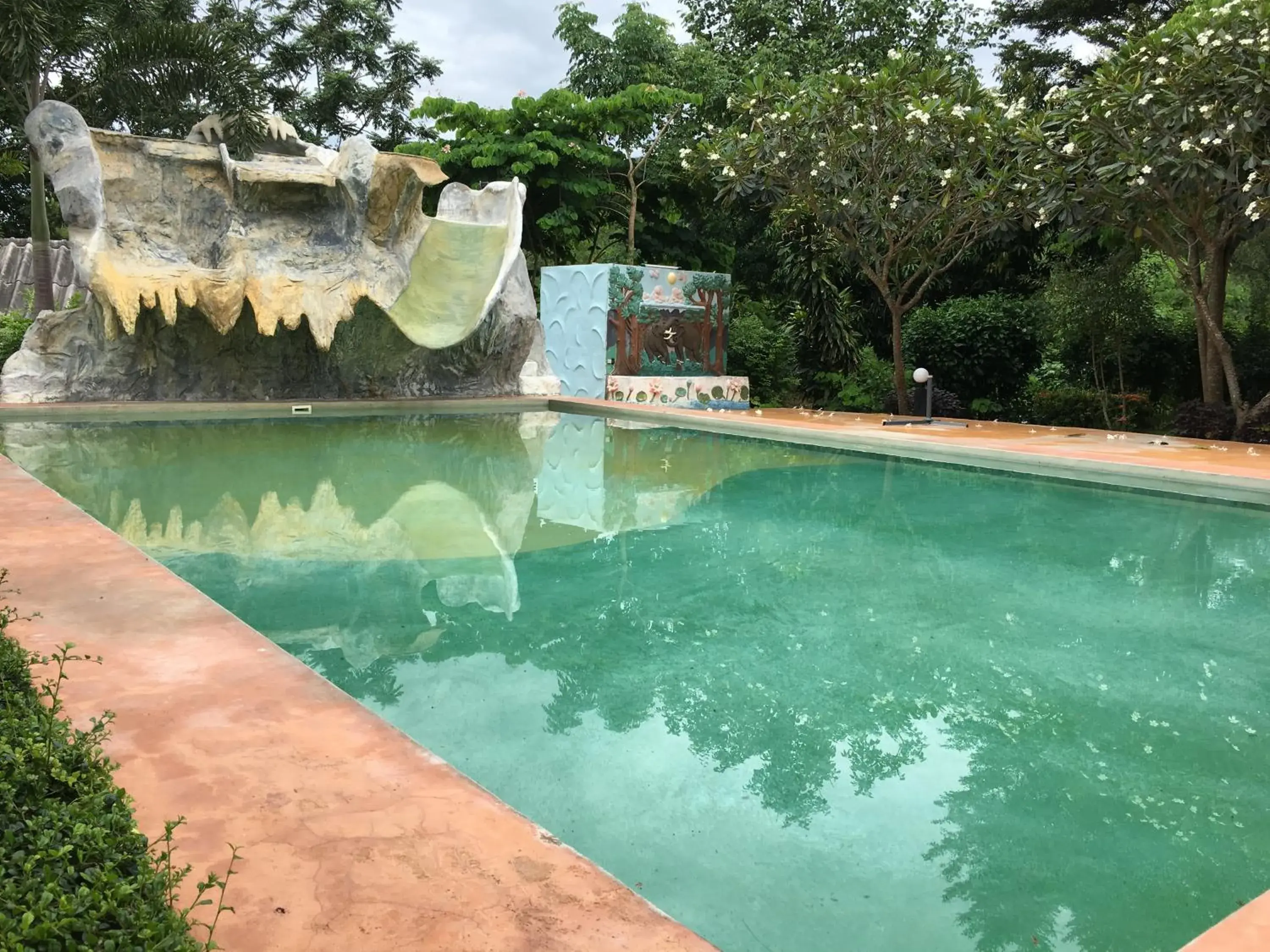 Swimming Pool in Baanraisooksangchan