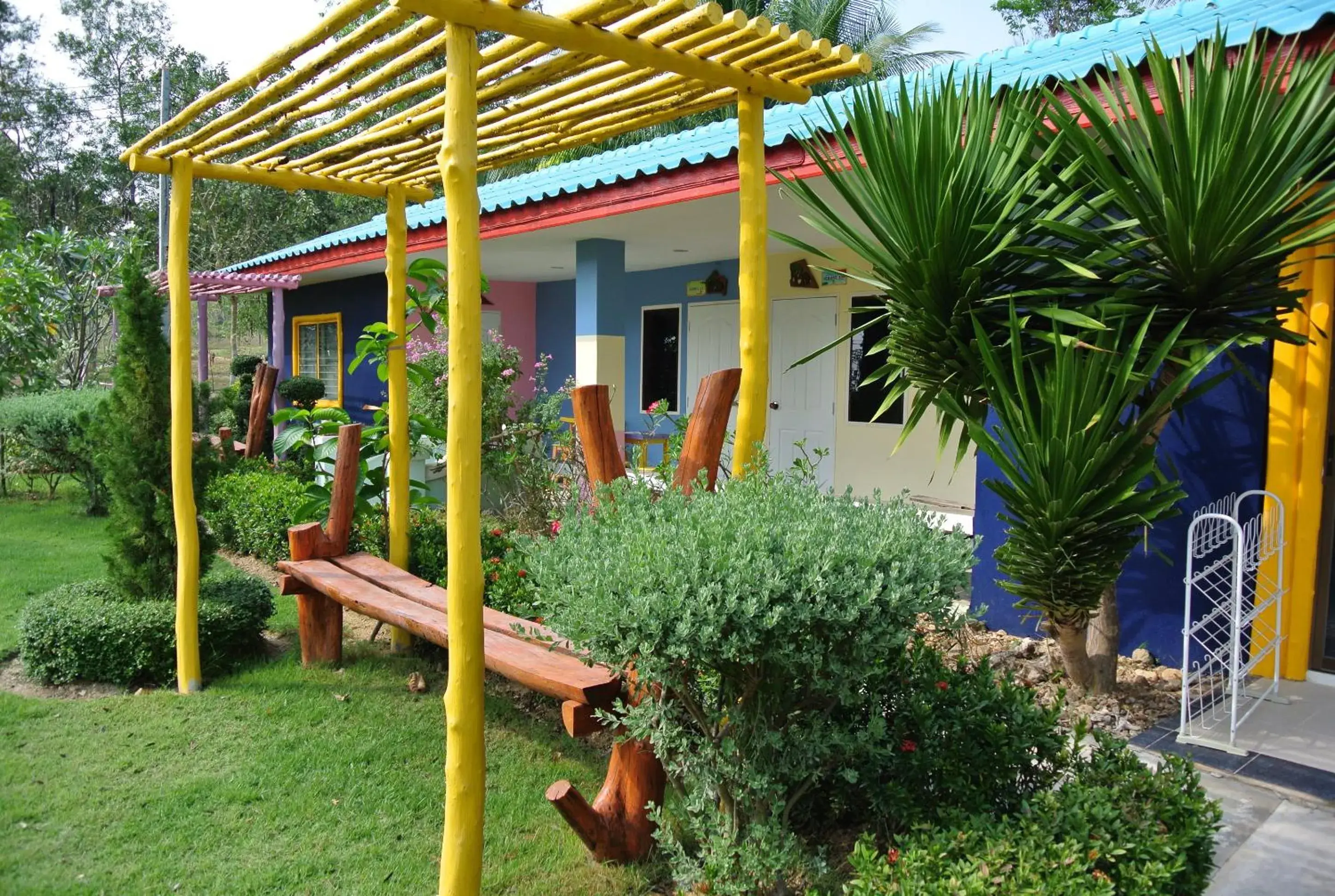 Facade/entrance, Garden in Baanraisooksangchan