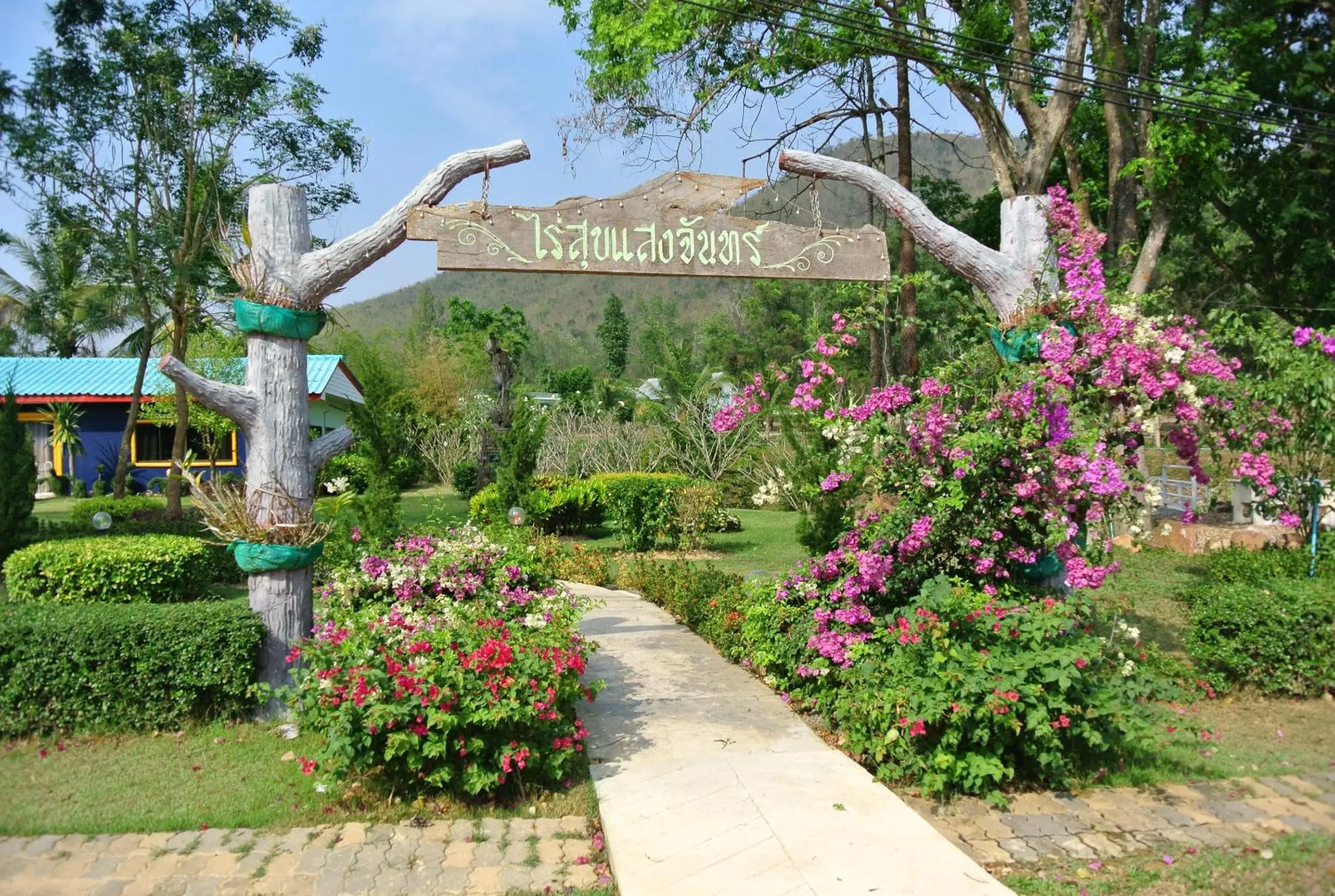Facade/entrance, Garden in Baanraisooksangchan