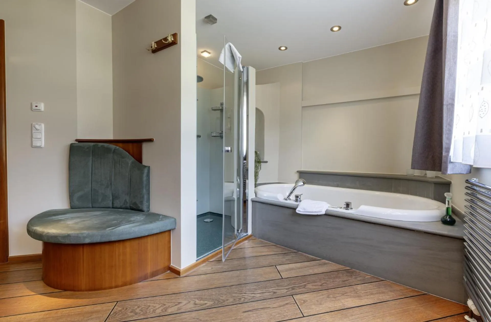 Shower, Bed in Hotel Himmelreich