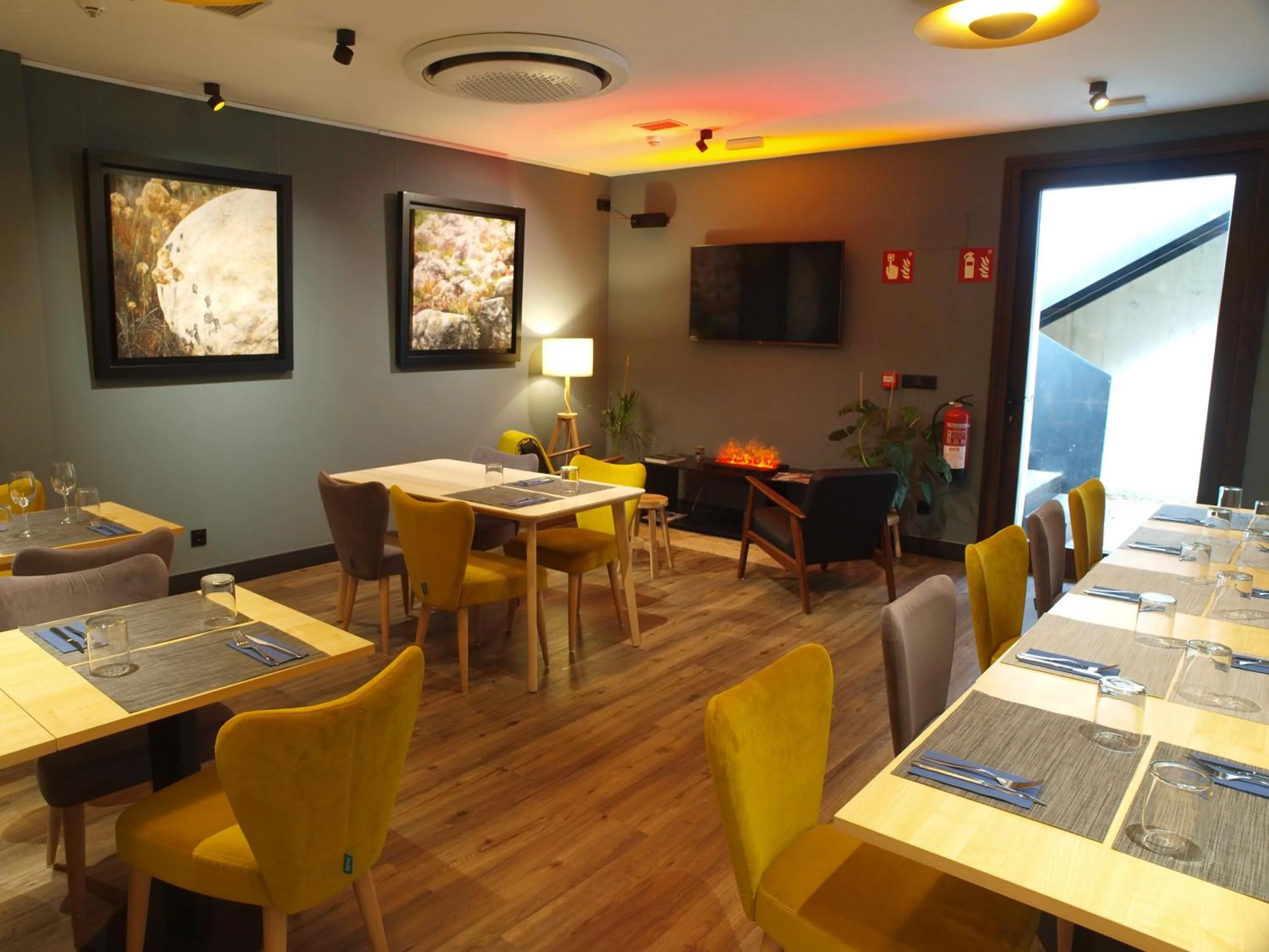 Restaurant/places to eat in M&UGA Hotela