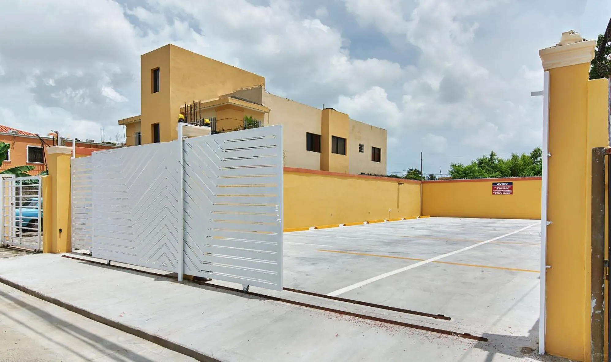 Parking in Tropical Island Aparthotel Aeropuerto Santo Domingo